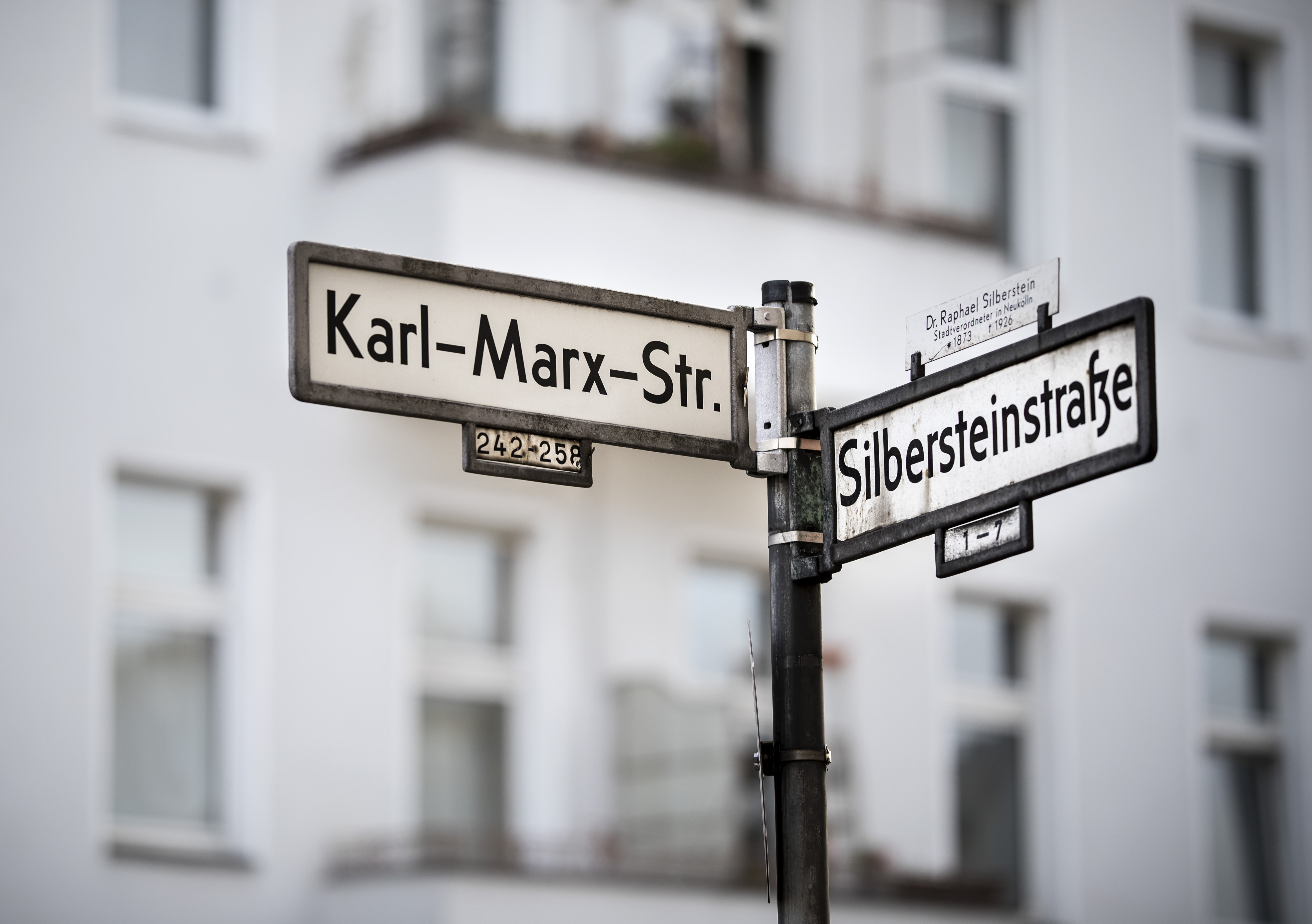 Straßennamen gehören zu der komplexen Geschichte einer Kommune. 