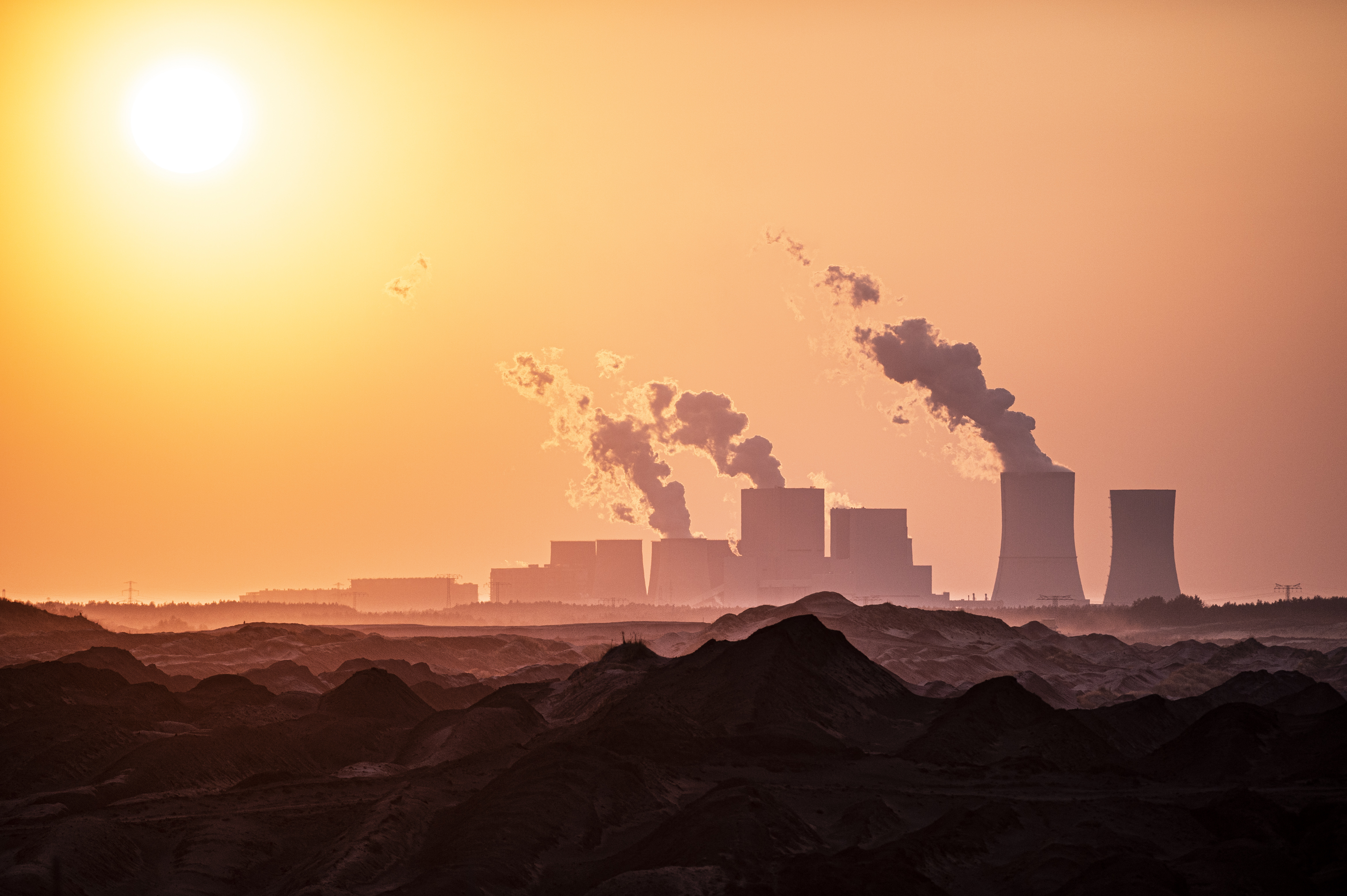 Das Kohlekraftwerk Boxberg und der Tagebau Reichwalde in der Abendsonne, aufgenommen im April 2020