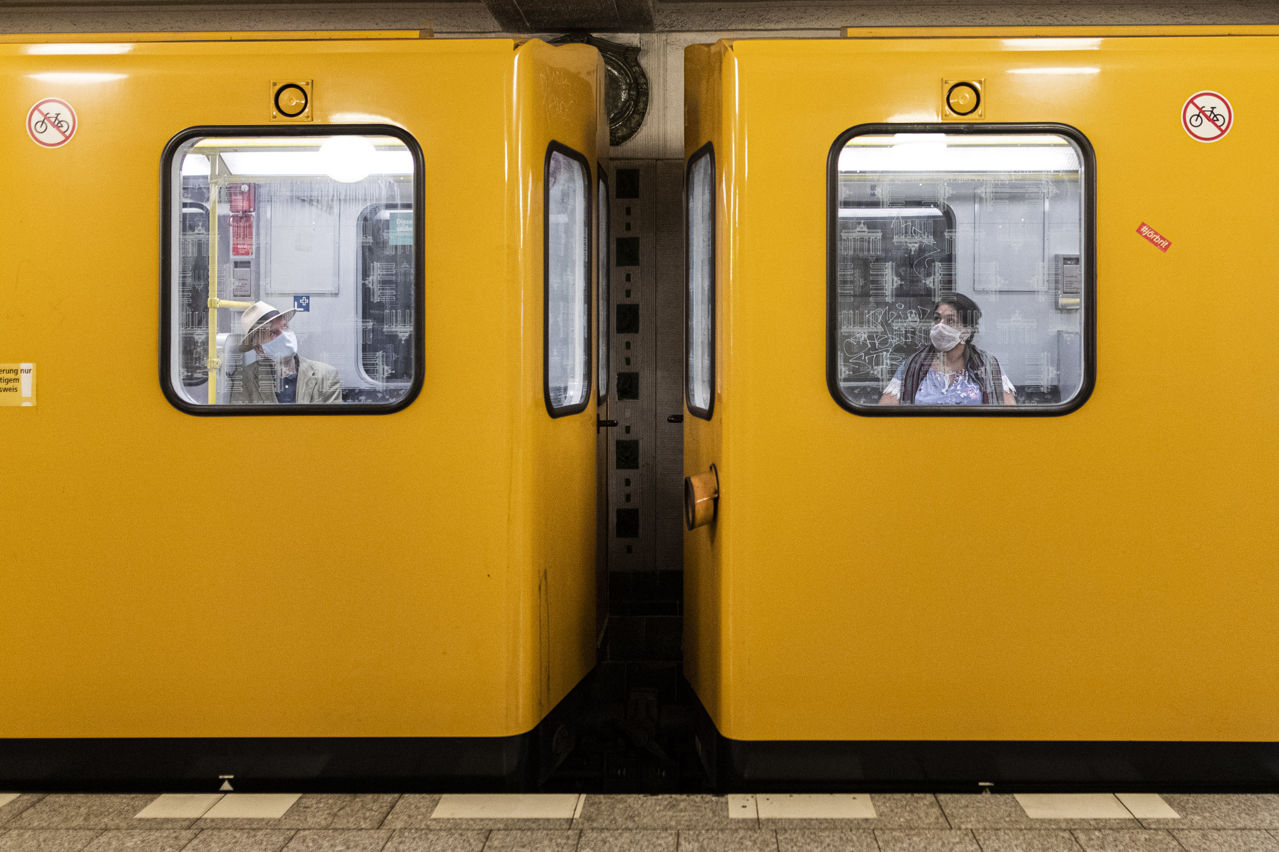 Nur mit Mundschutz in der Bahn. 