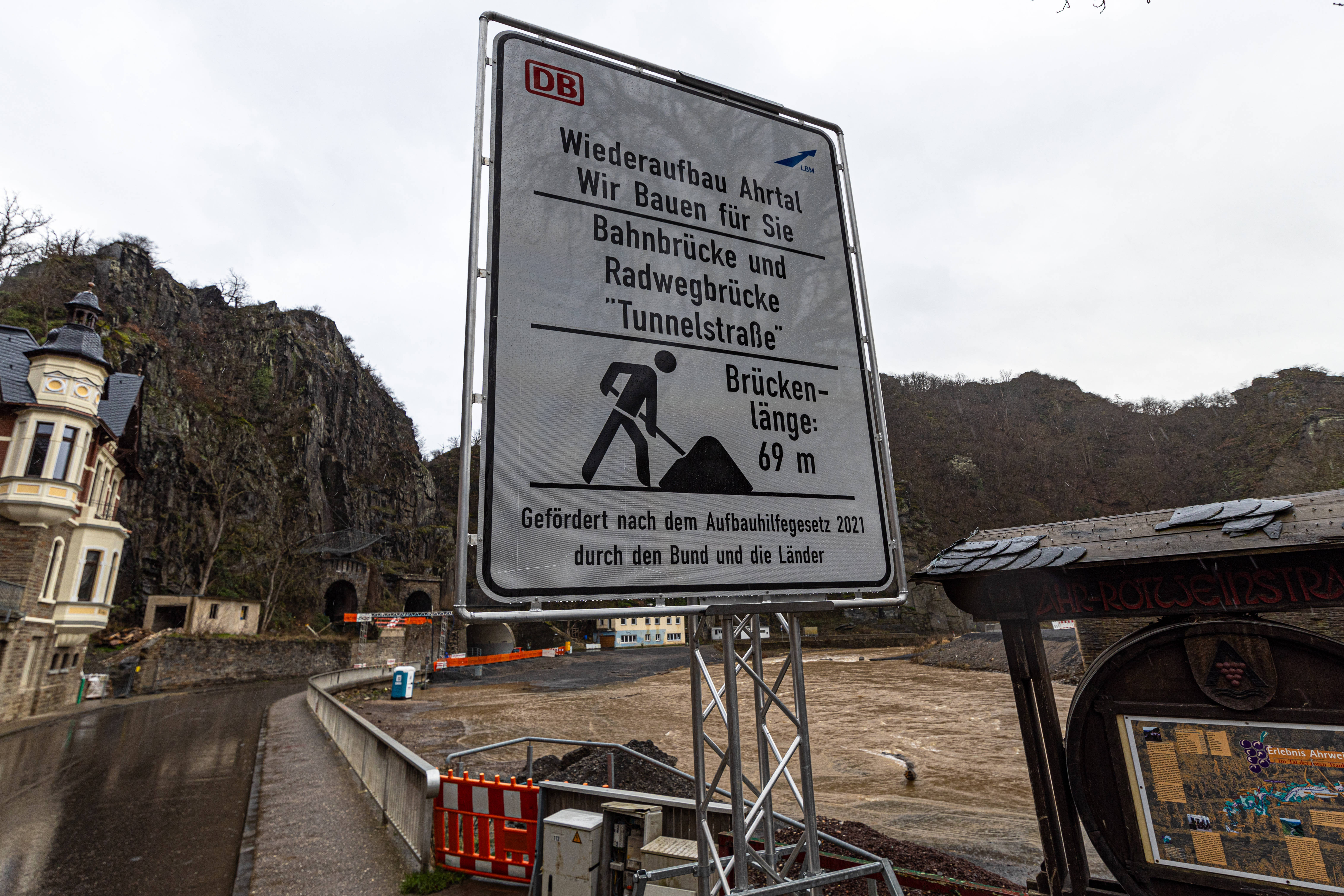 Wiederaufbau der Bahnbrücke und Radwegbrücke in Altenahr. Die Flutkatastrophe fand vor drei Jahren statt.