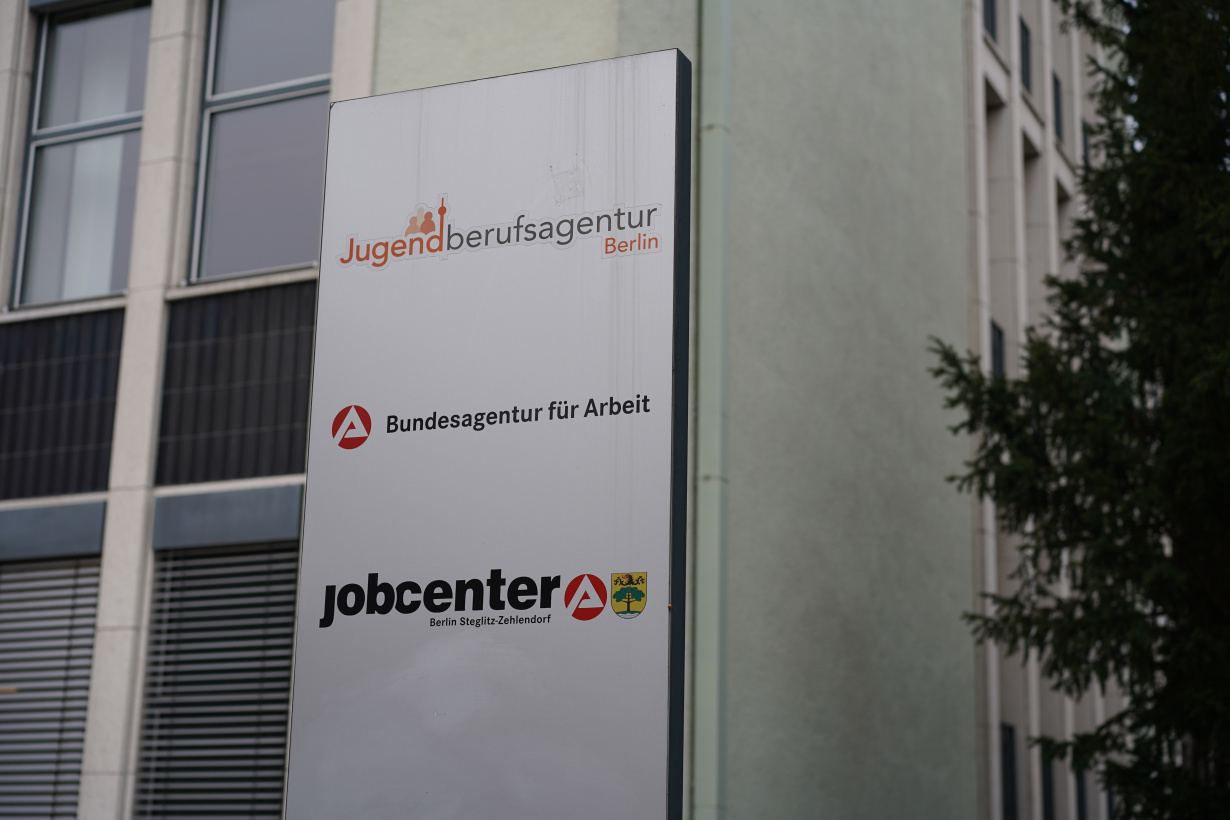 Die Bundesagentur für Arbeit, der Deutsche Städtetag und der Landkreistag fordern ausreichend finanzielle mittel, um die anstehenden Aufgaben gut erledigen zu können. 
