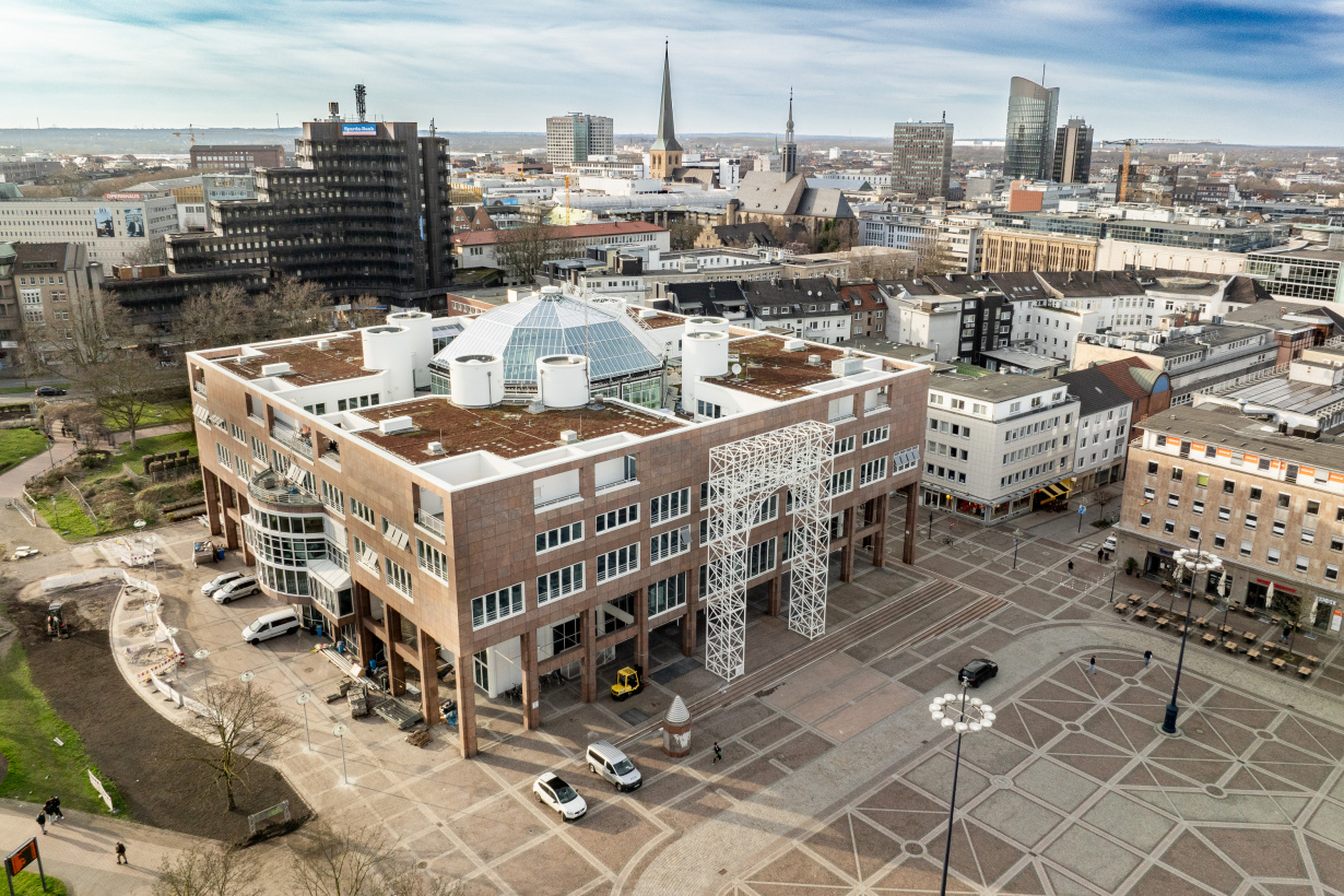 Das aktuelle Dortmunder Rathaus wurde im Stil der Moderne gebaut. In den ­vergangenen Jahren hat man es aufwendig saniert.