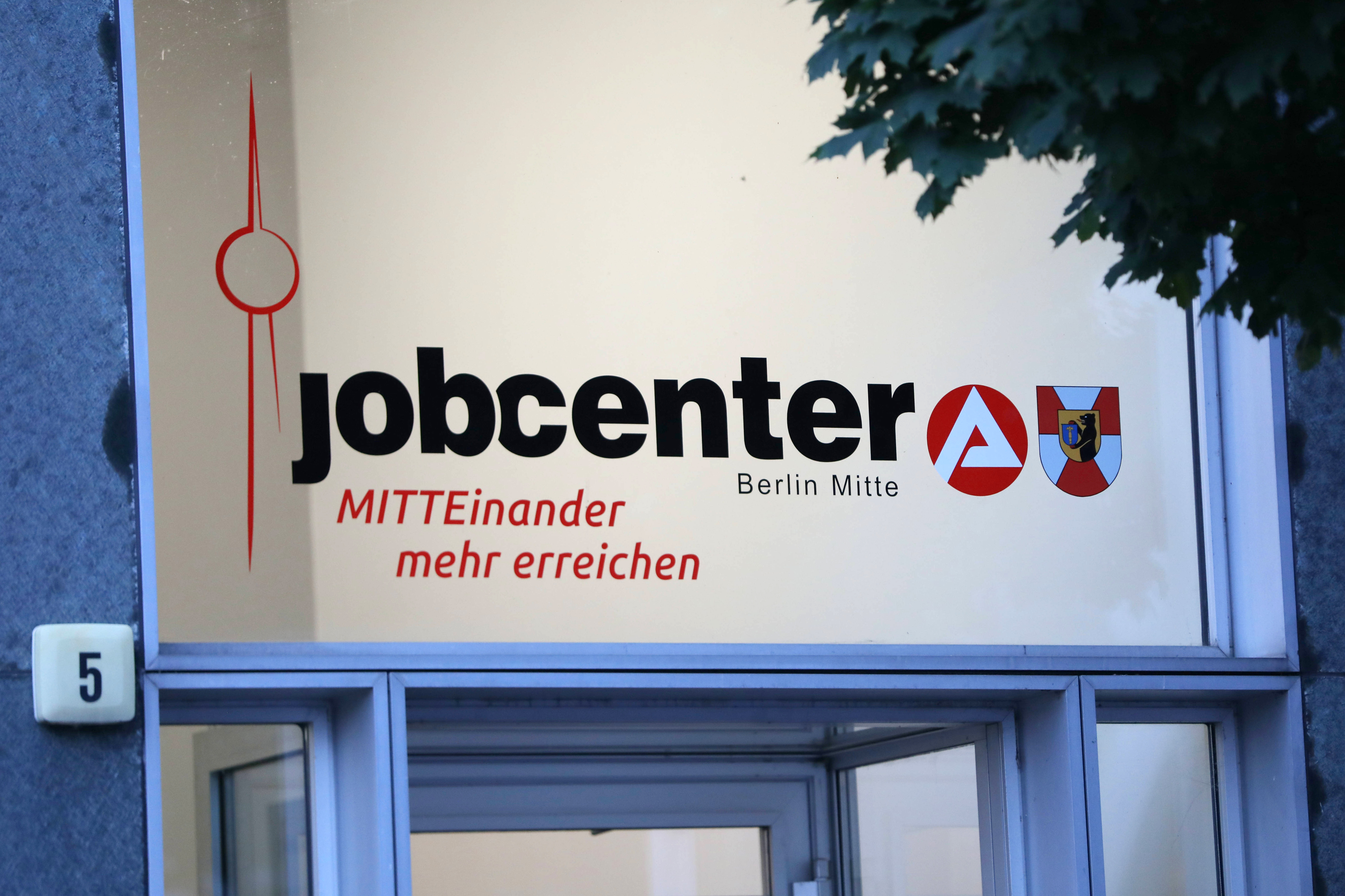 Schriftzug am Jobcenter-Eingang Berlin-Mitte