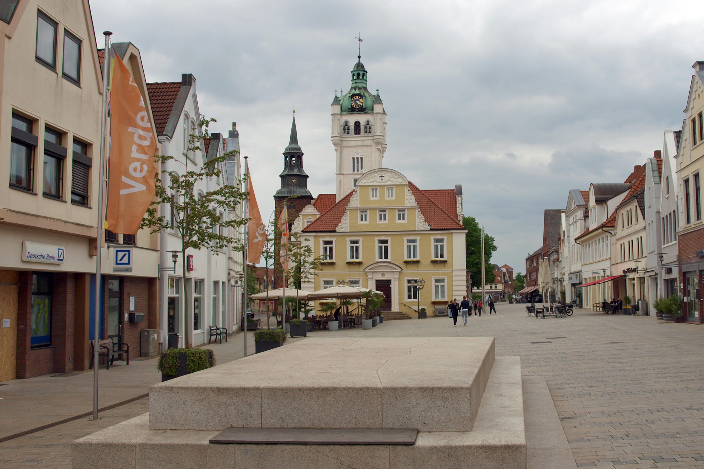 Platz mit Steinplatten im Vordergrund und Rathaus im Hintergrund