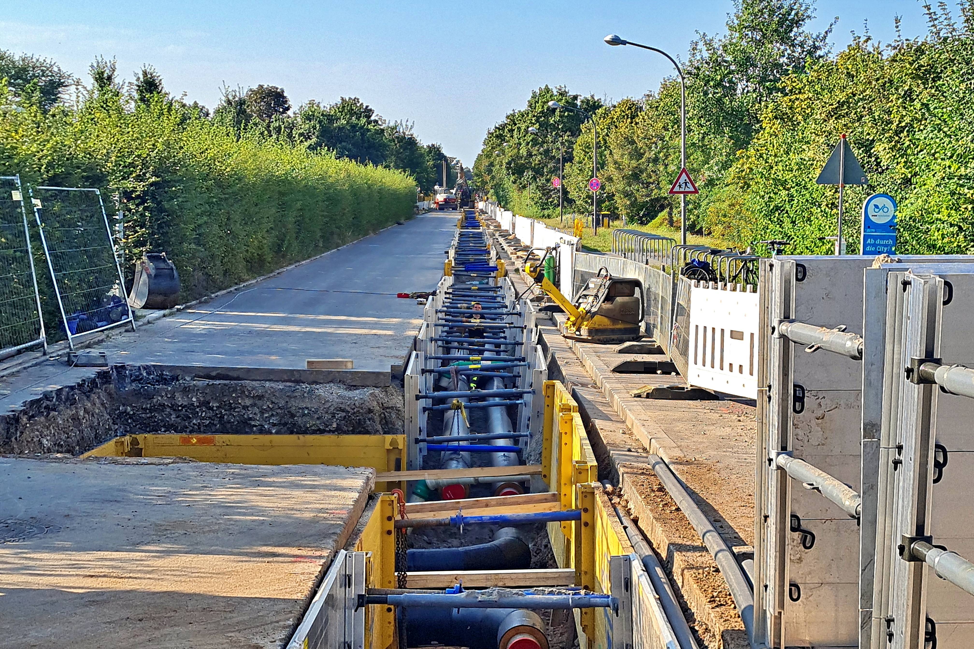 Baustelle Fernwärme-Rohre