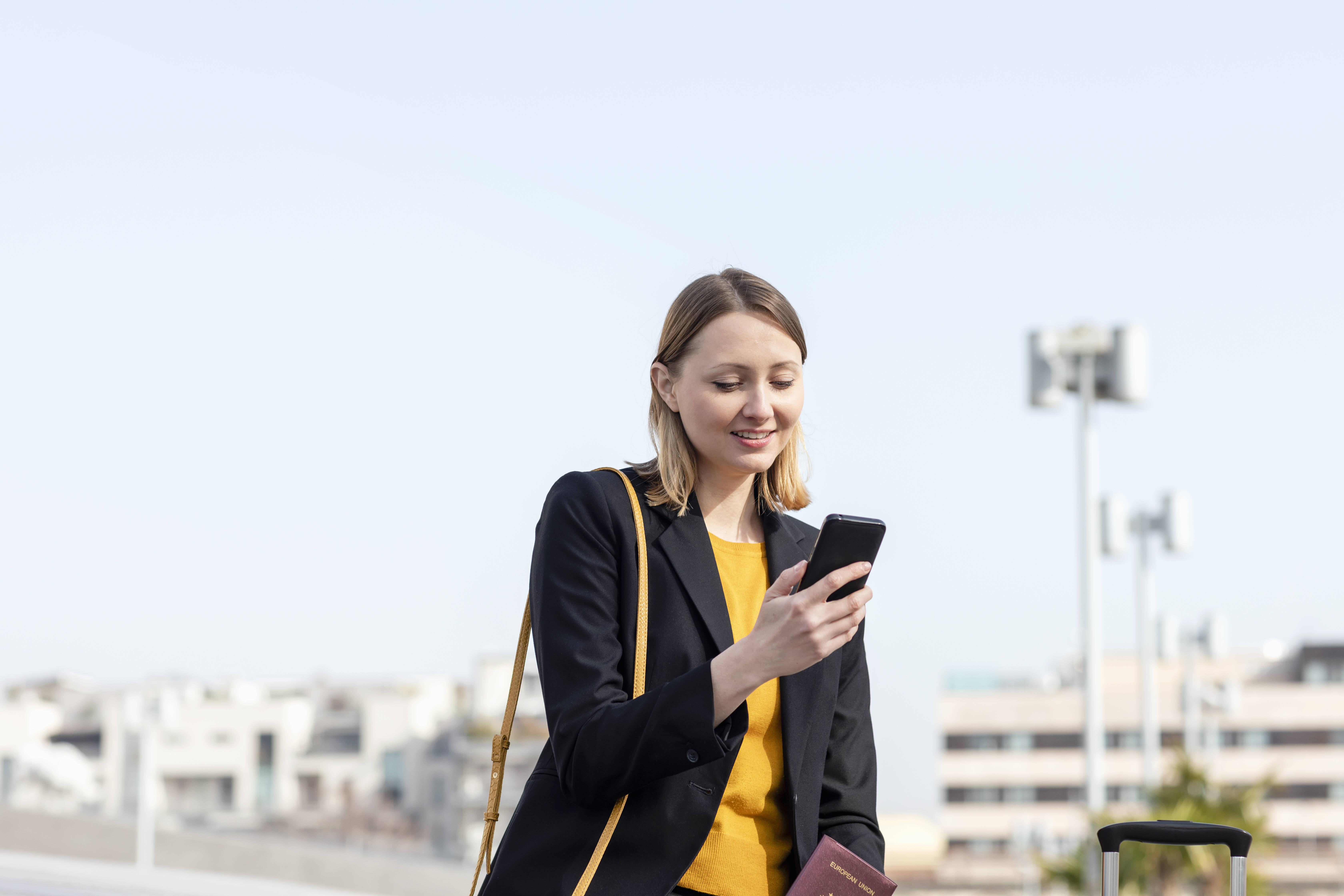 Frau schaut auf ihr Handy