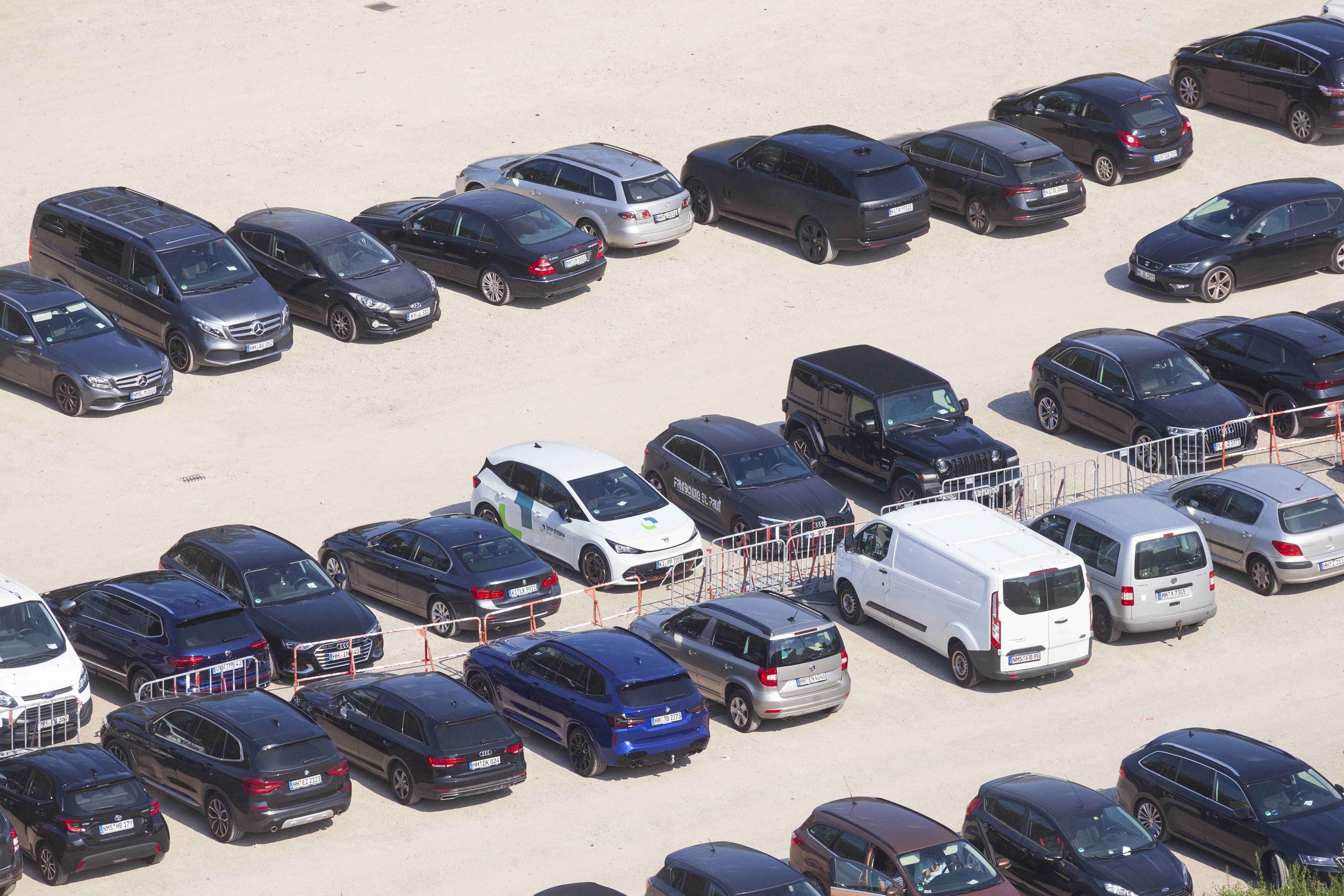 Autos auf einem Parkplatz