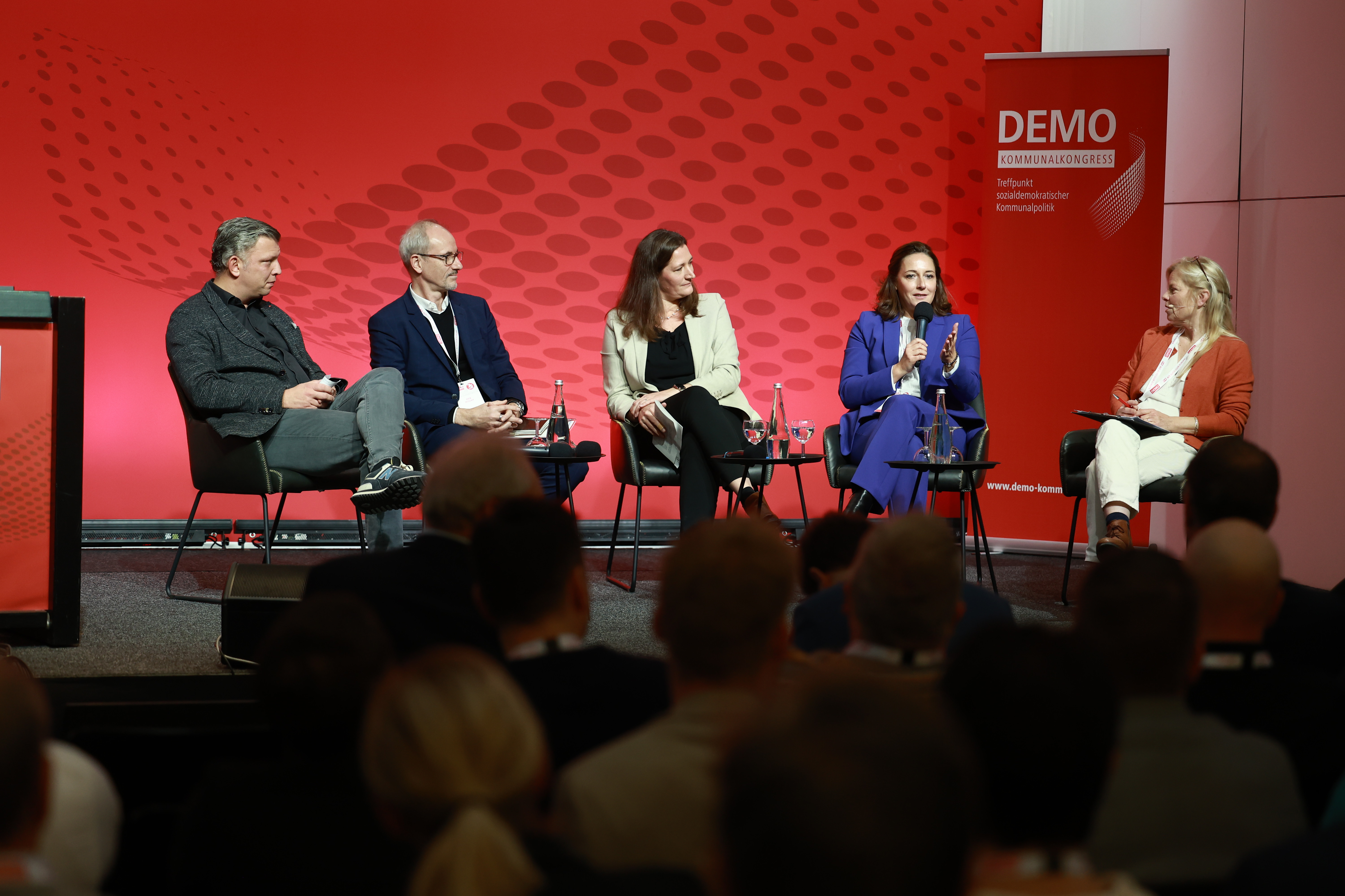 Das Panel des 19. DEMO-Kommunalkongress zum Thema: „Kommunalpolitik in schwierigen Zeiten – Wer engagiert sich noch für die Demokratie vor Ort?“