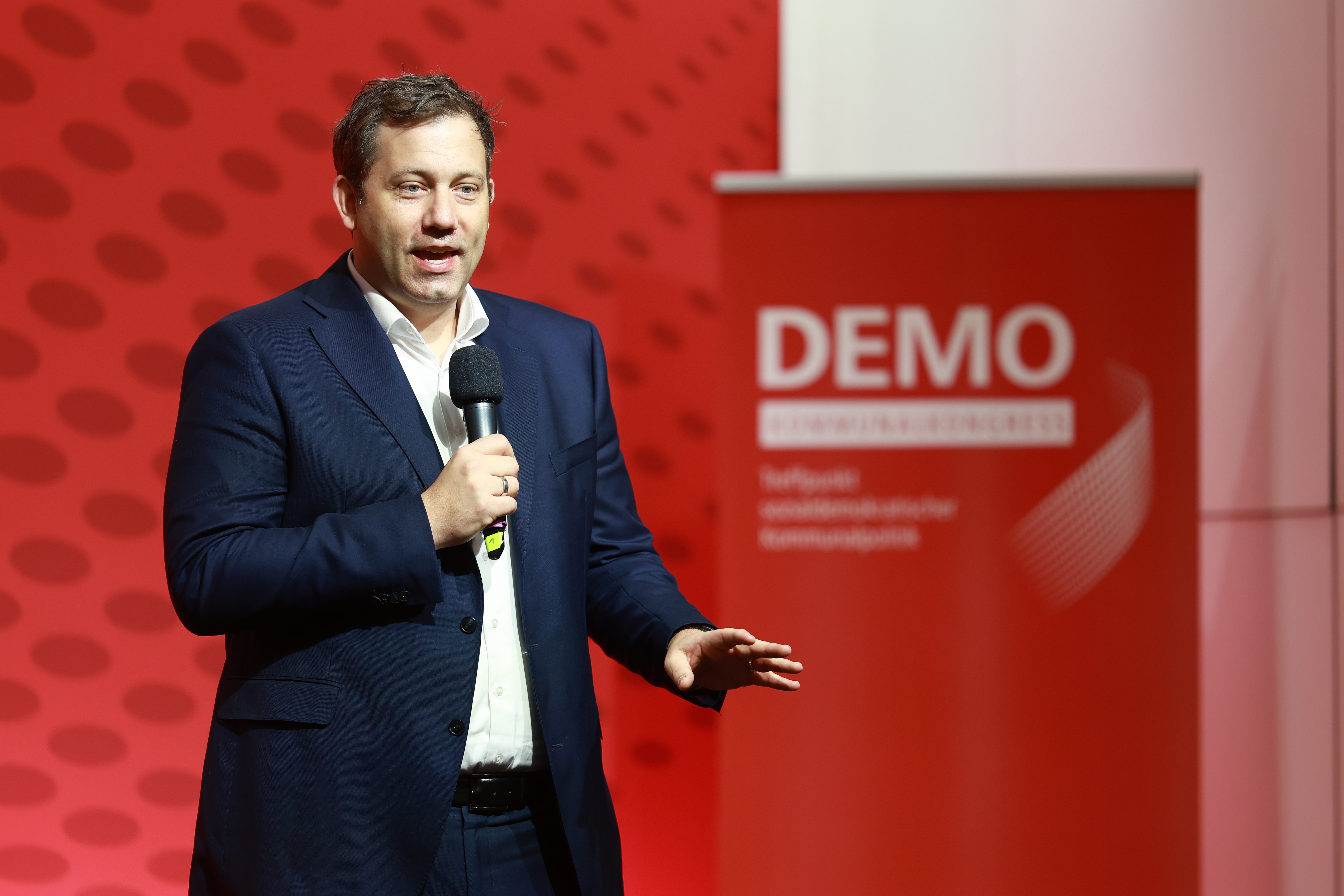 Will den Kommunen das Leben erleichtern: SPD-Chef Lars Klingbeil beim Demo-Kommunalkongress