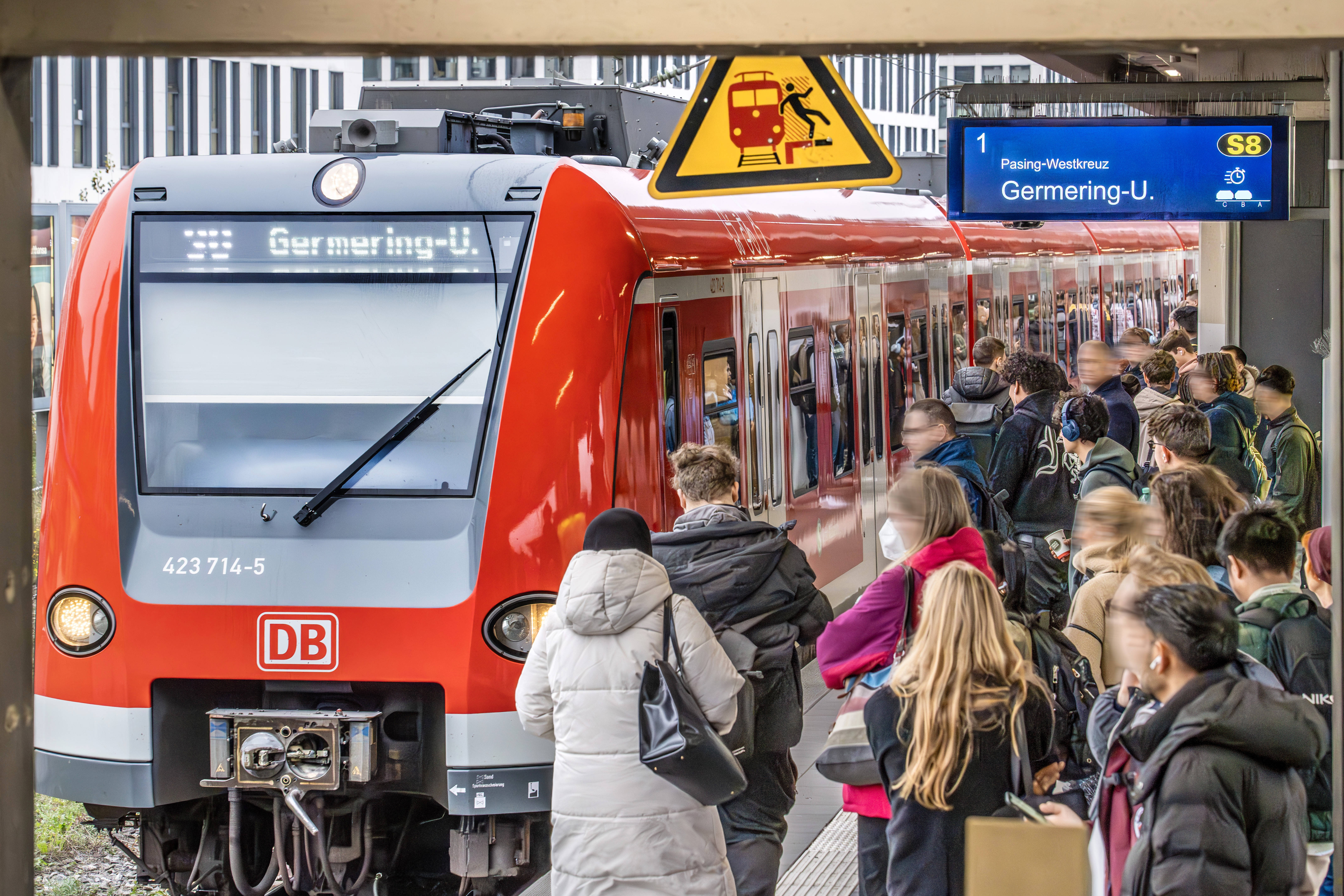 Regionalzug und Bahnreisende