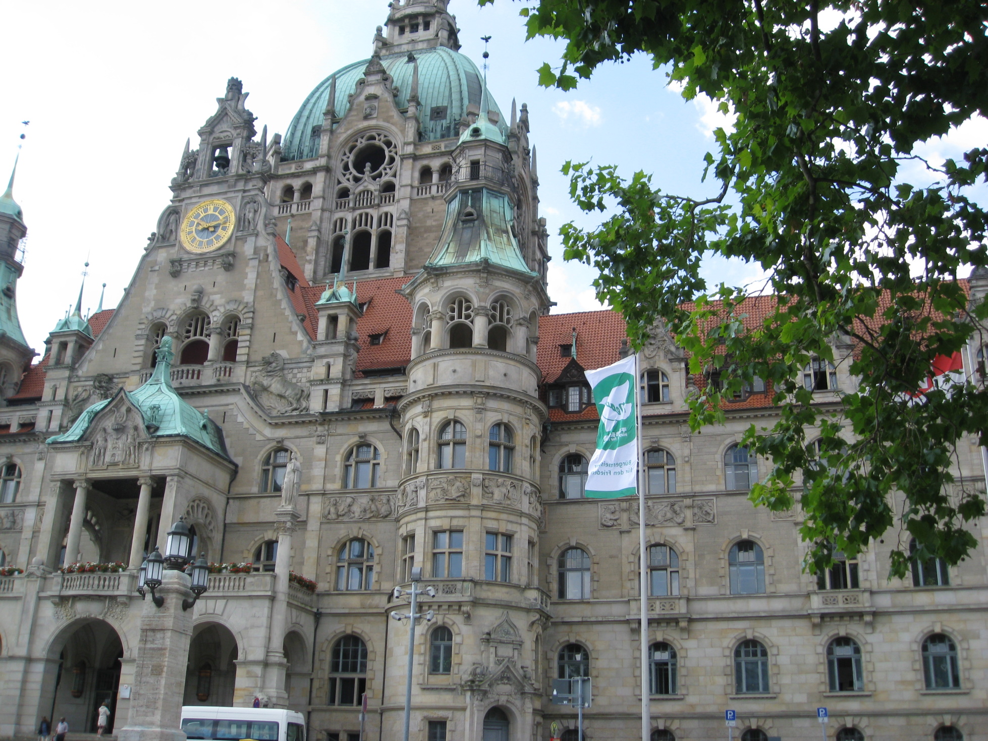 Die „Mayors for Peace”-Fahne weht vor dem Rathaus Hannover.