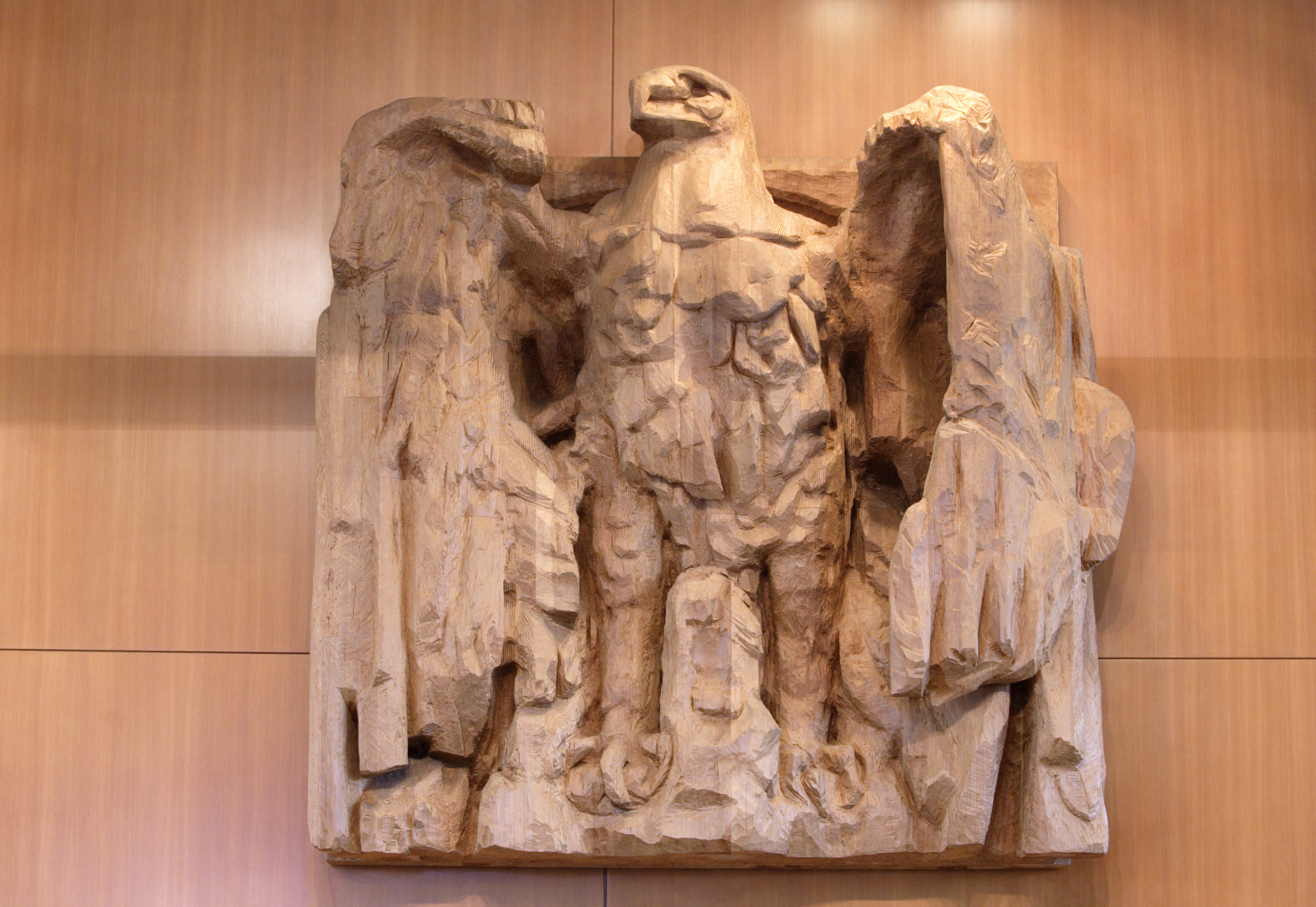 Adler-Skulptur am Bundesverfassungsgericht Karlsruhe