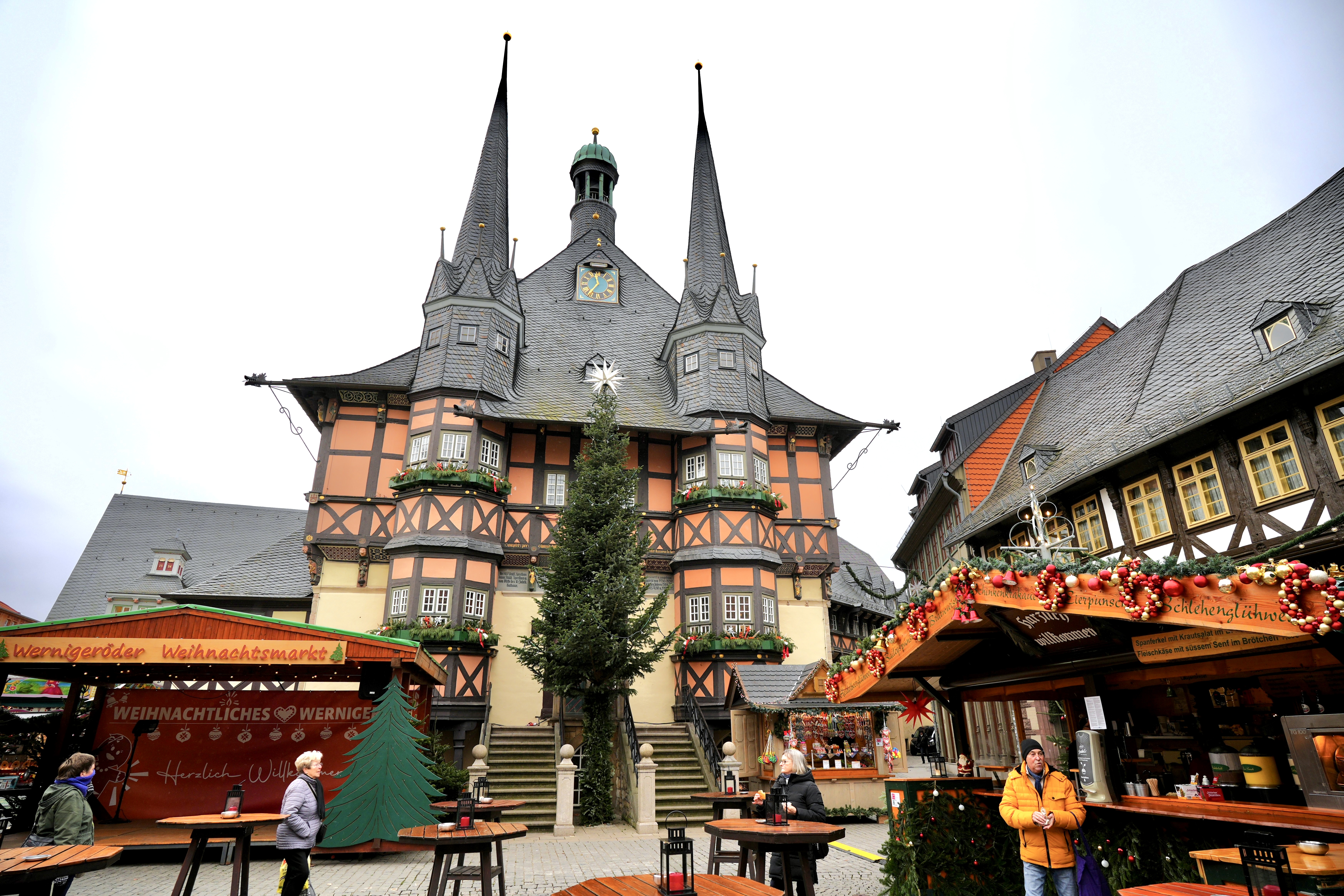 Rathaus Wernigerode mit Weihnachtsbuden im Hintergrund