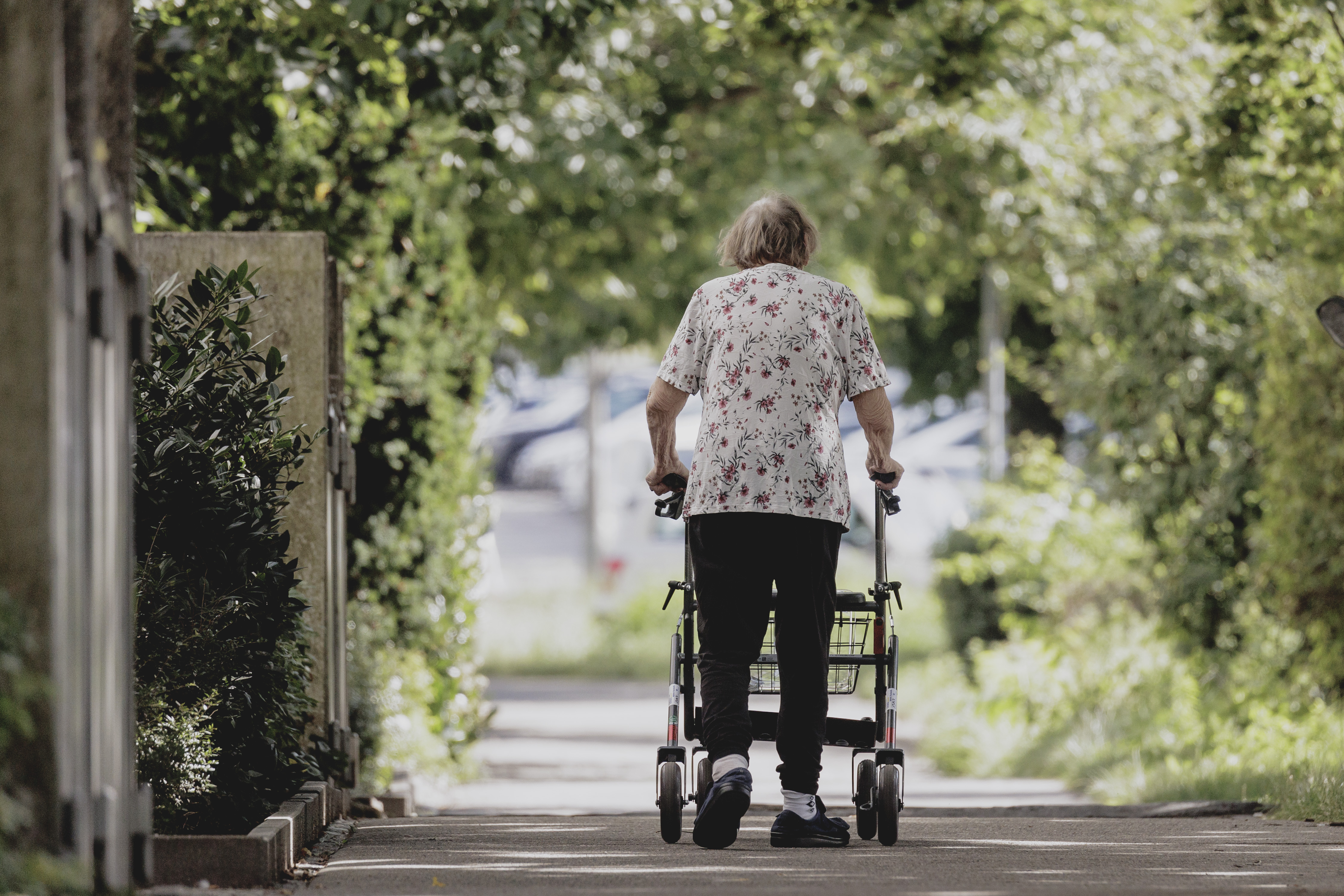 Frau mit Rollator im Park