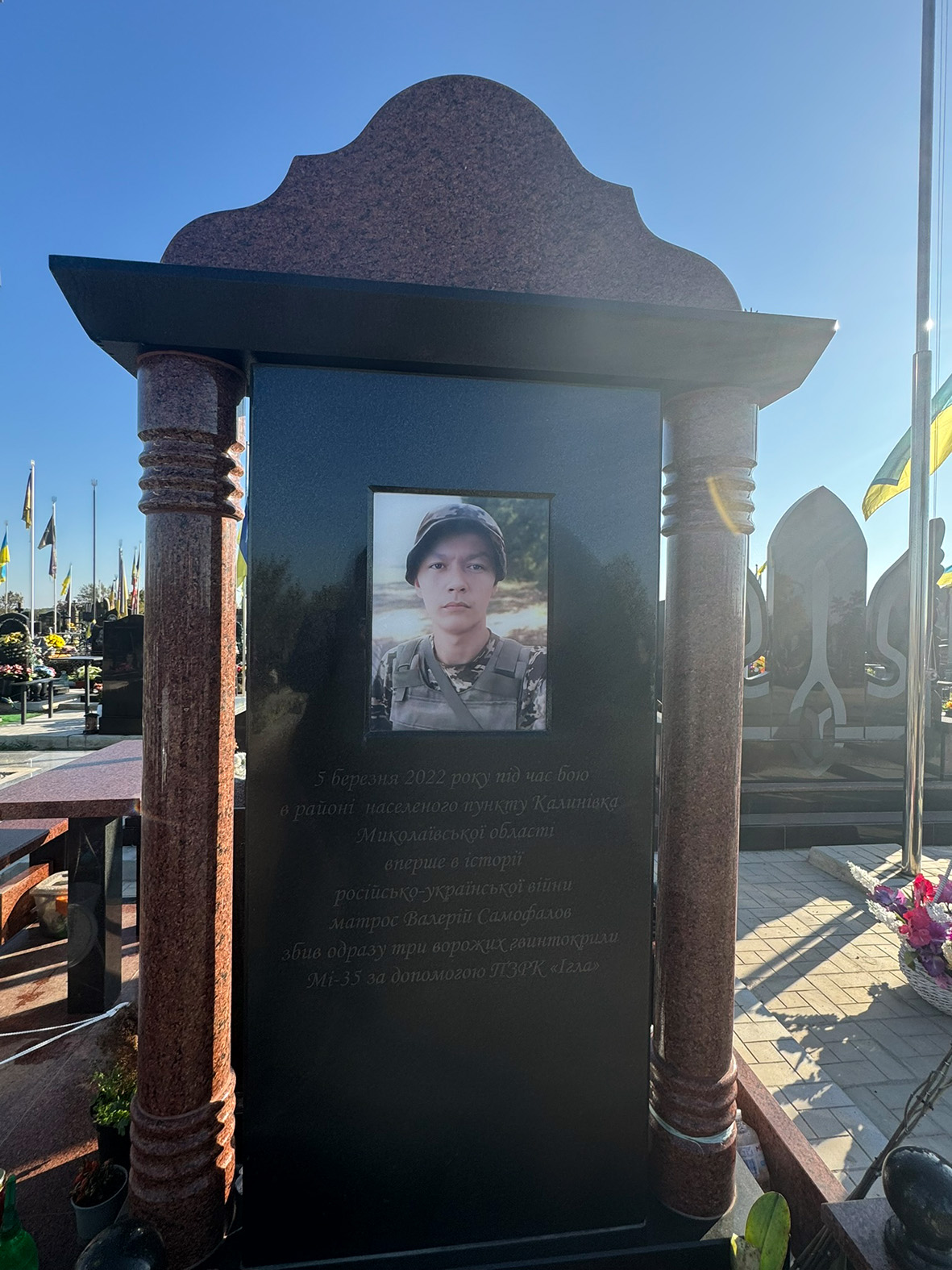 Ukraine-Friedhof-Soldatengrabstein