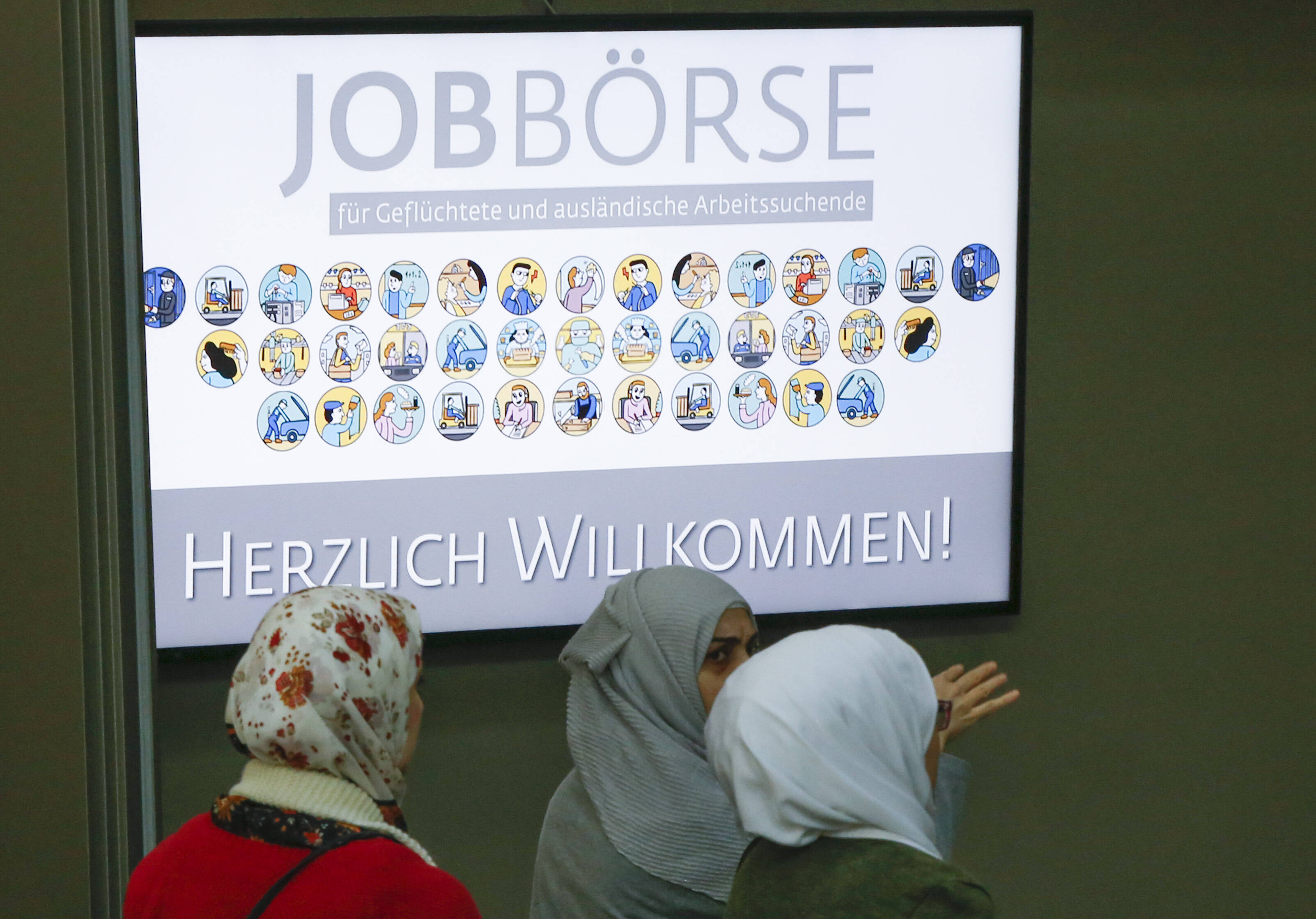 Plakat auf einer Jobbörse für geflüchtete Arbeitslose in Berlin