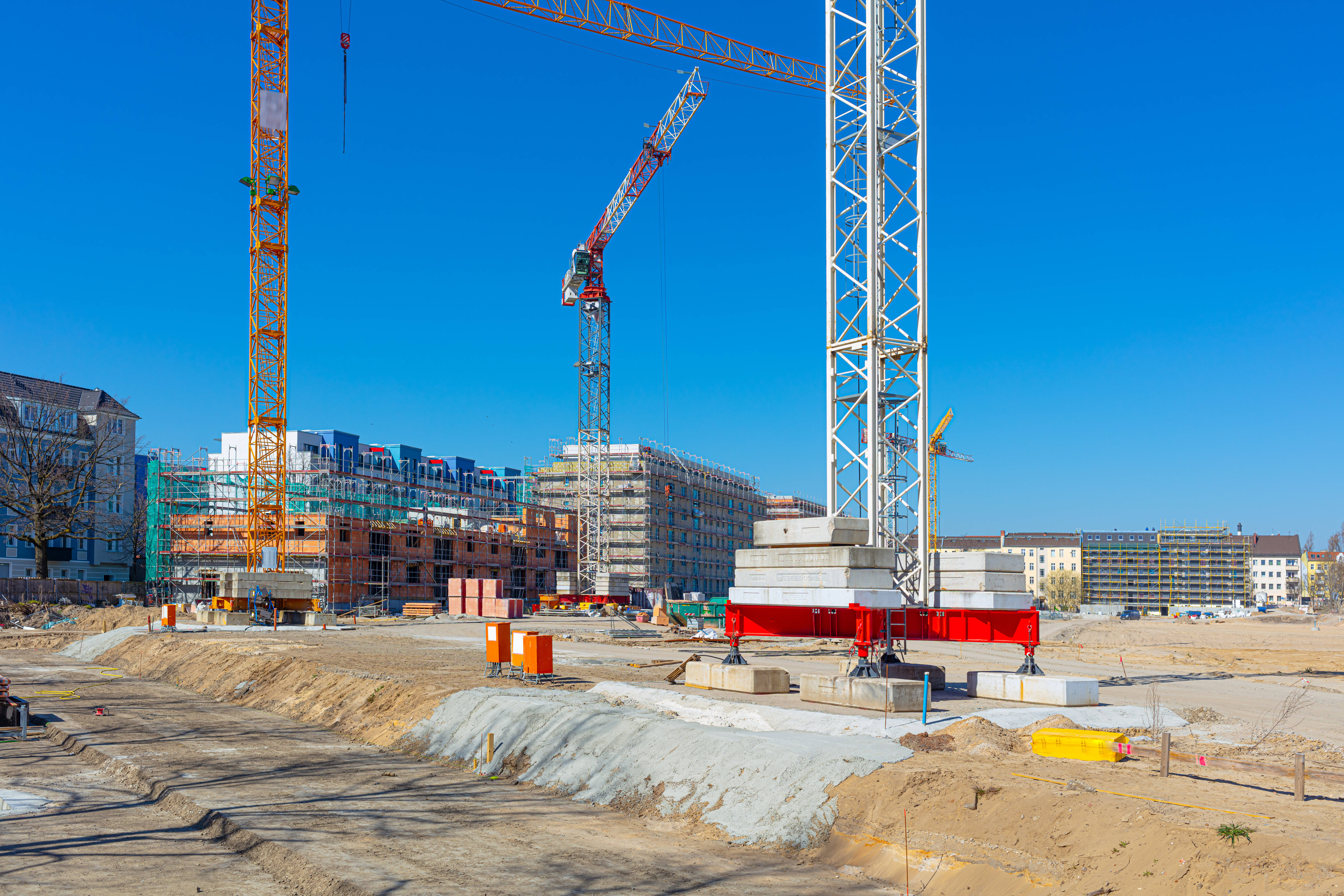 Kräne auf einer Baustelle in Frankfurt, ein Archivbild aus 2020. 