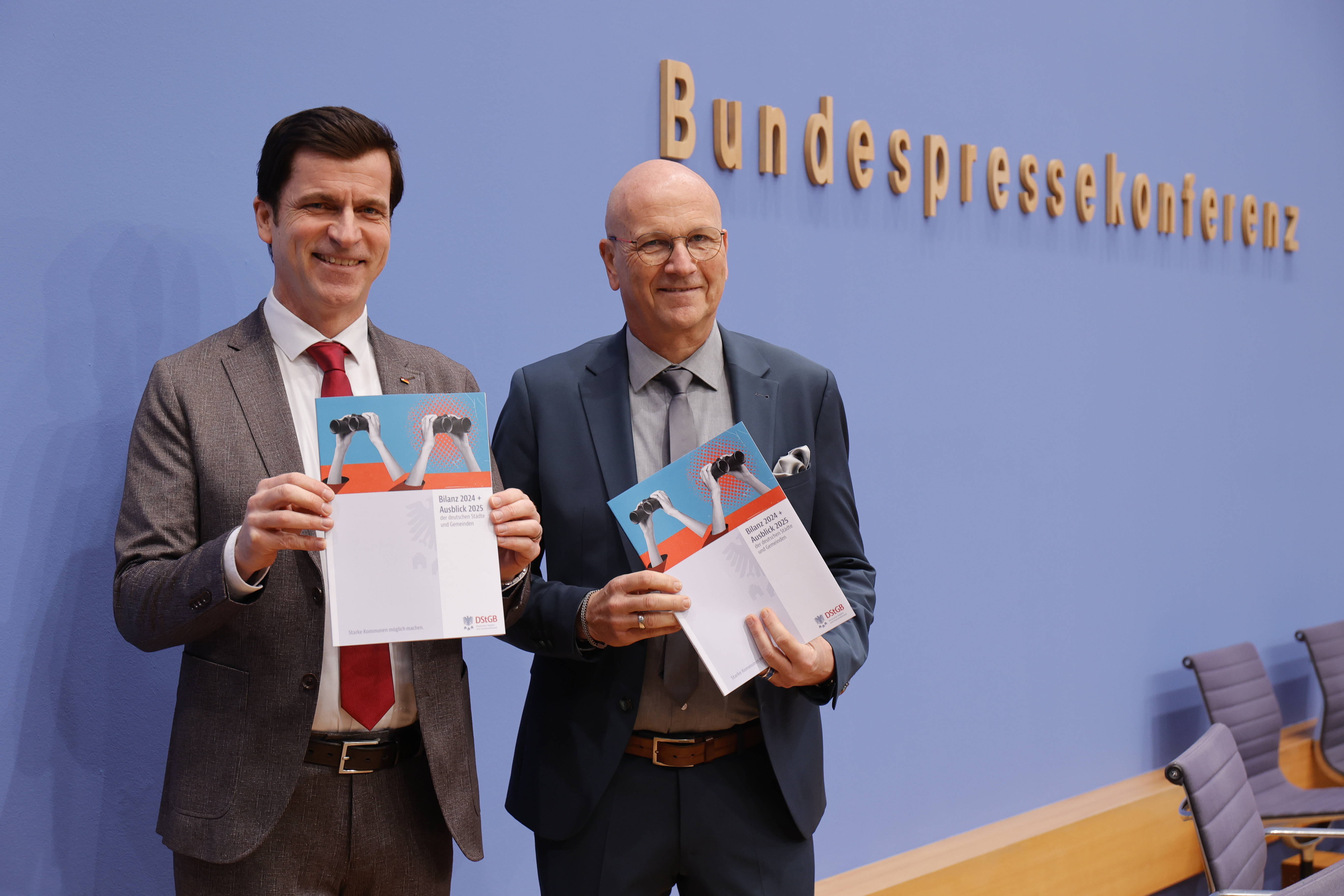 Berghegger und Brandl auf dem Podium der Bundespressekonferenz