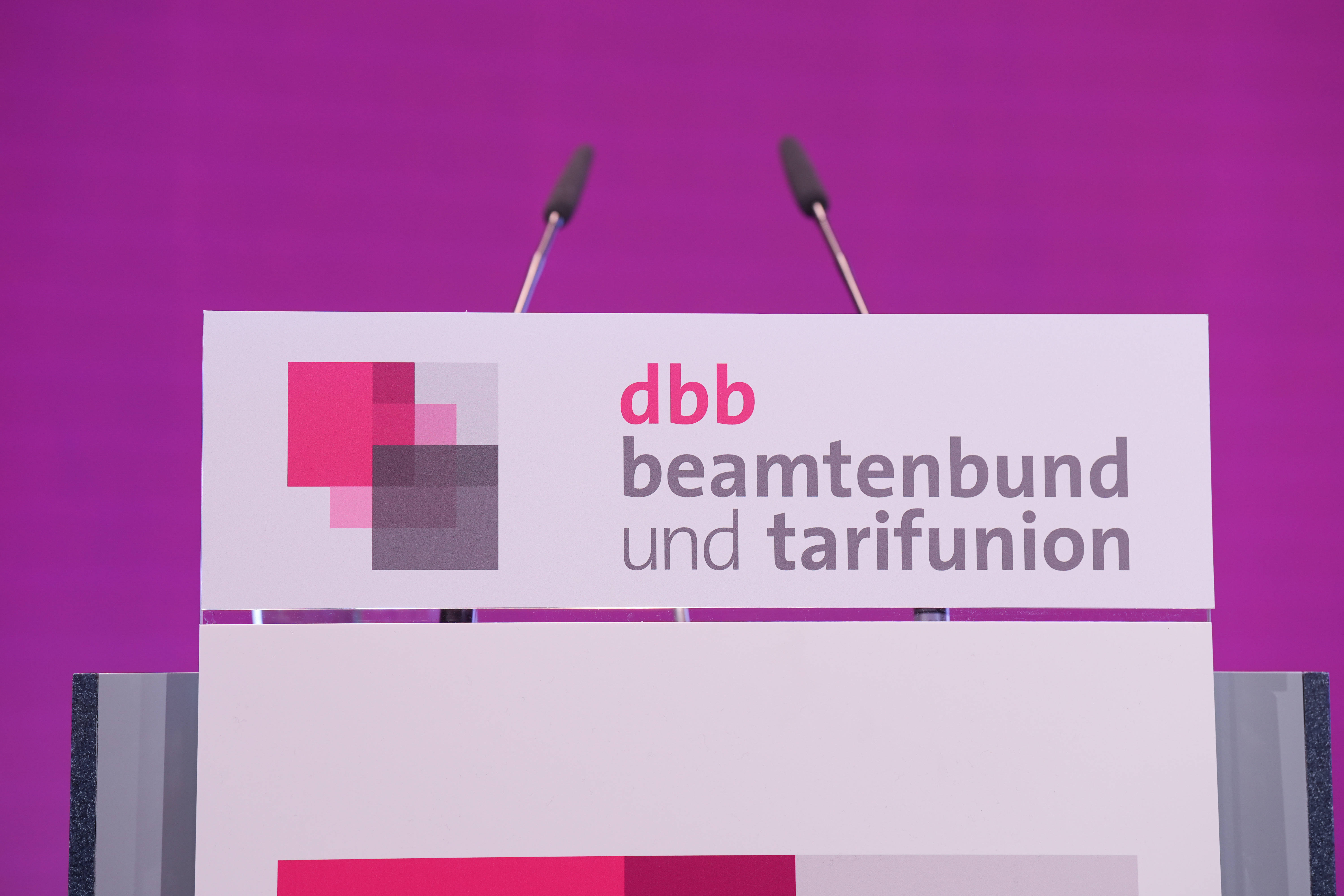 Ein leeres Rednerpult und großes Logo bei der jüngsten Jahrestagung des dbb Beamtenbund und Tarifunion. 