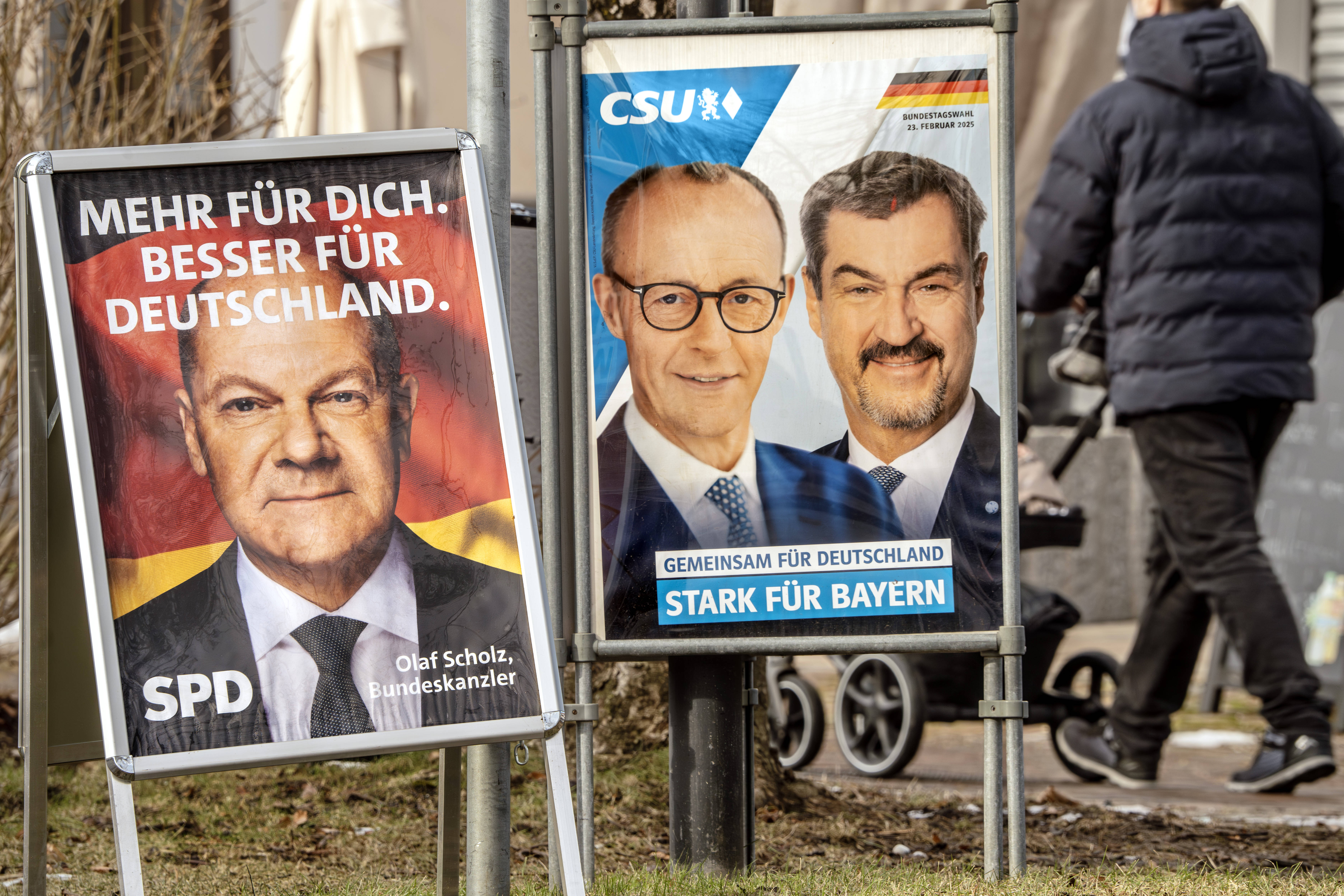 Zwei Wahlplakate von SPD und CSU