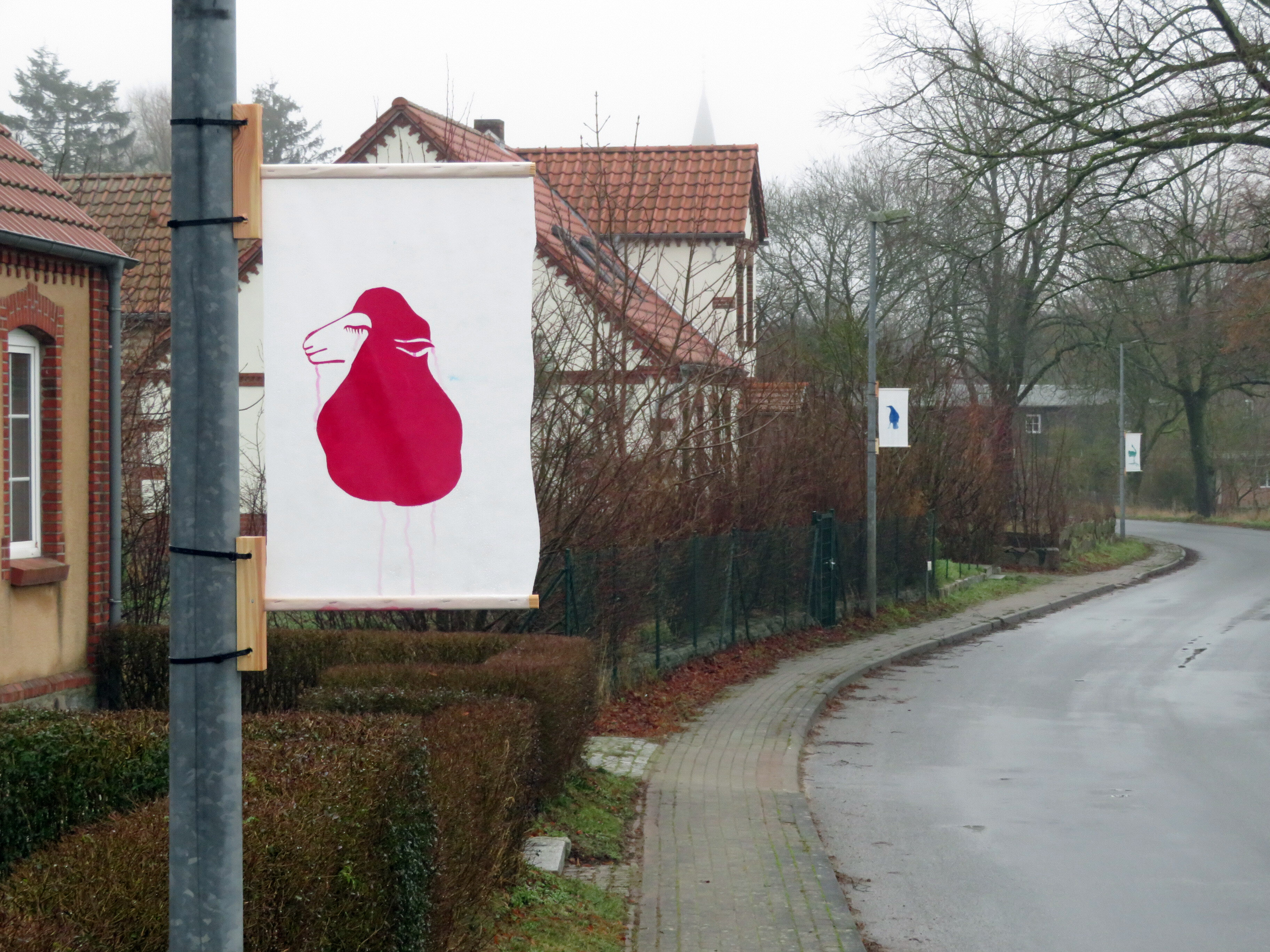 Schaf-Bild an Straßenlaterne