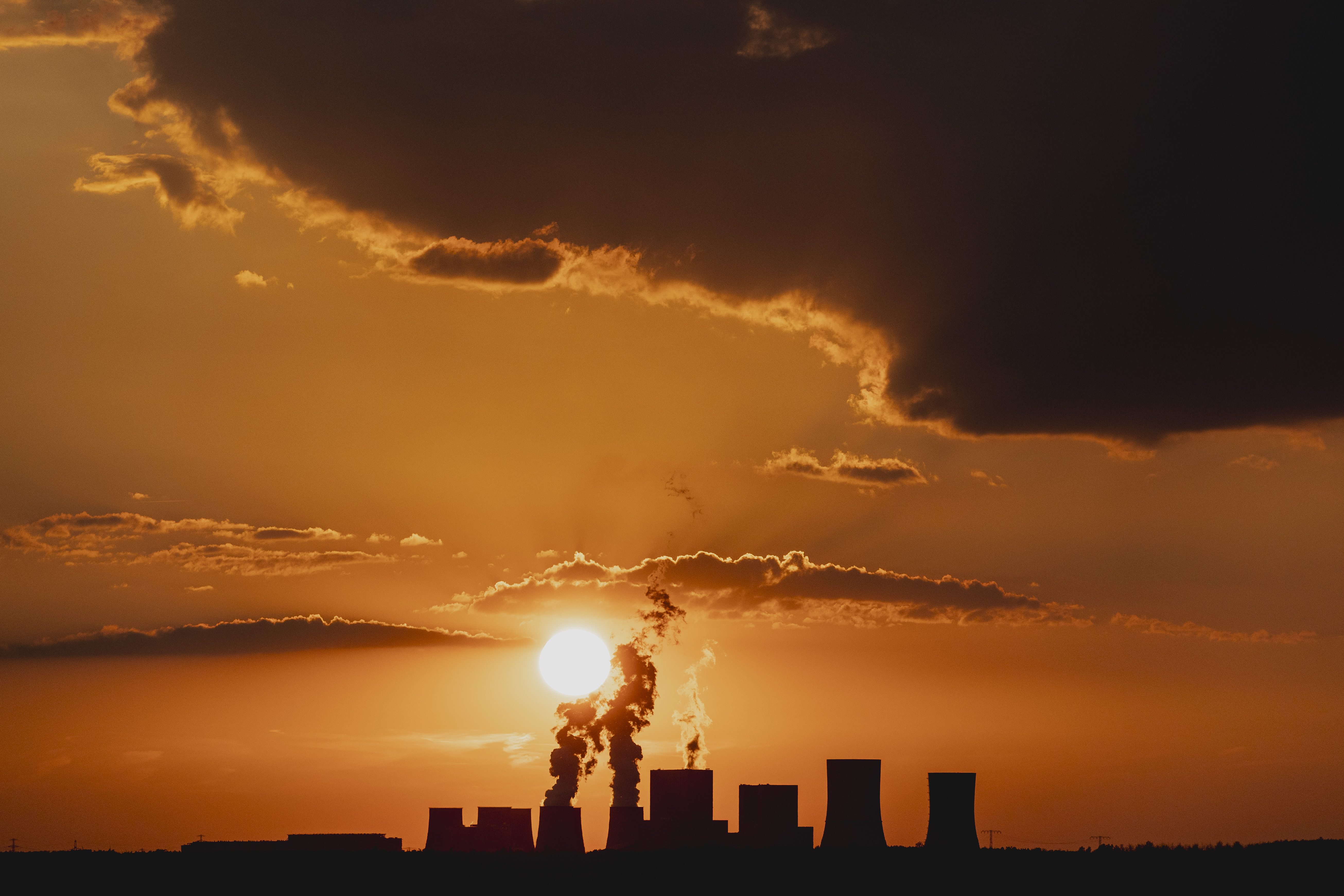 Kohlekraftwerk im Sonnenuntergang