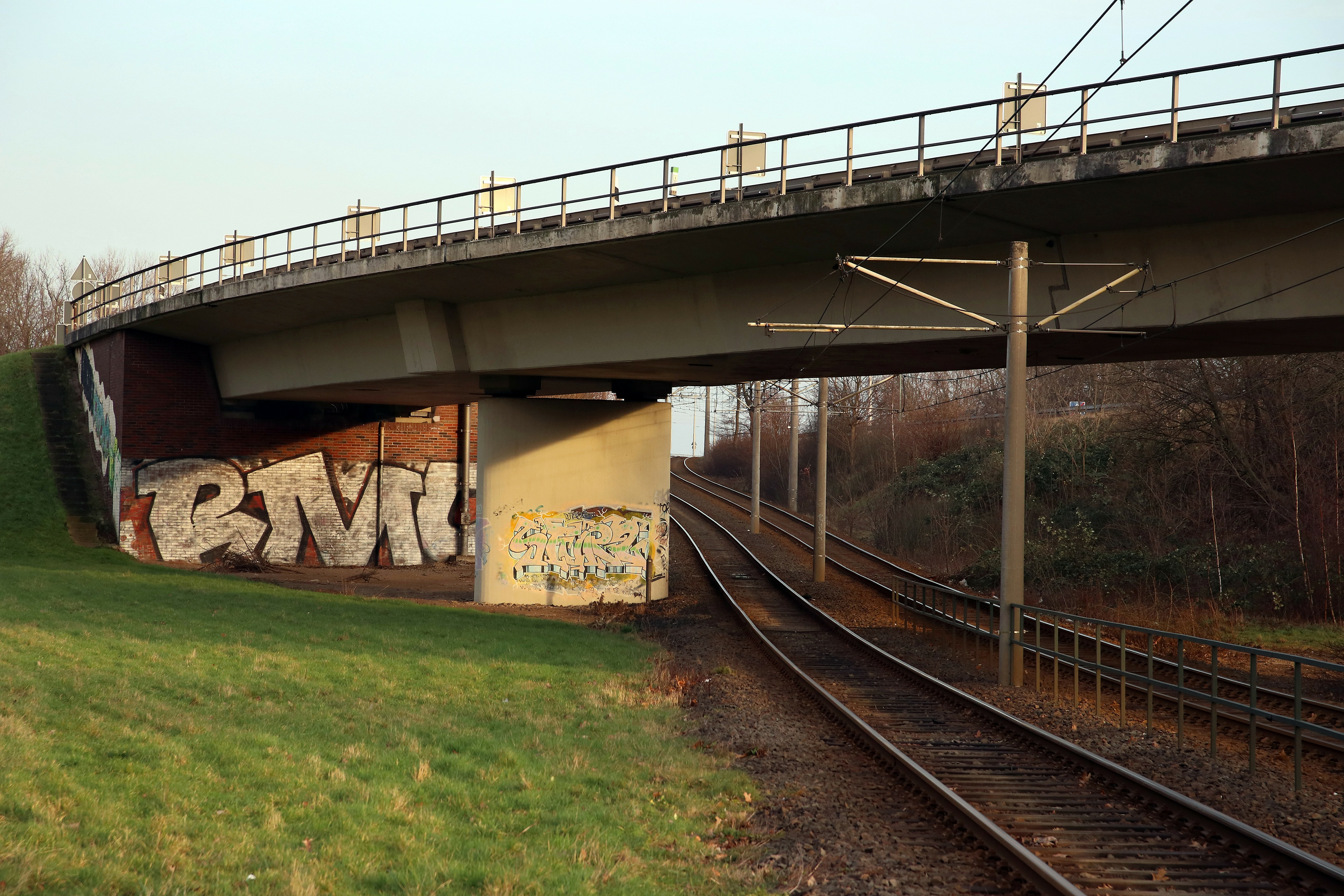 Zubringer zu einer Brücke über Schienen