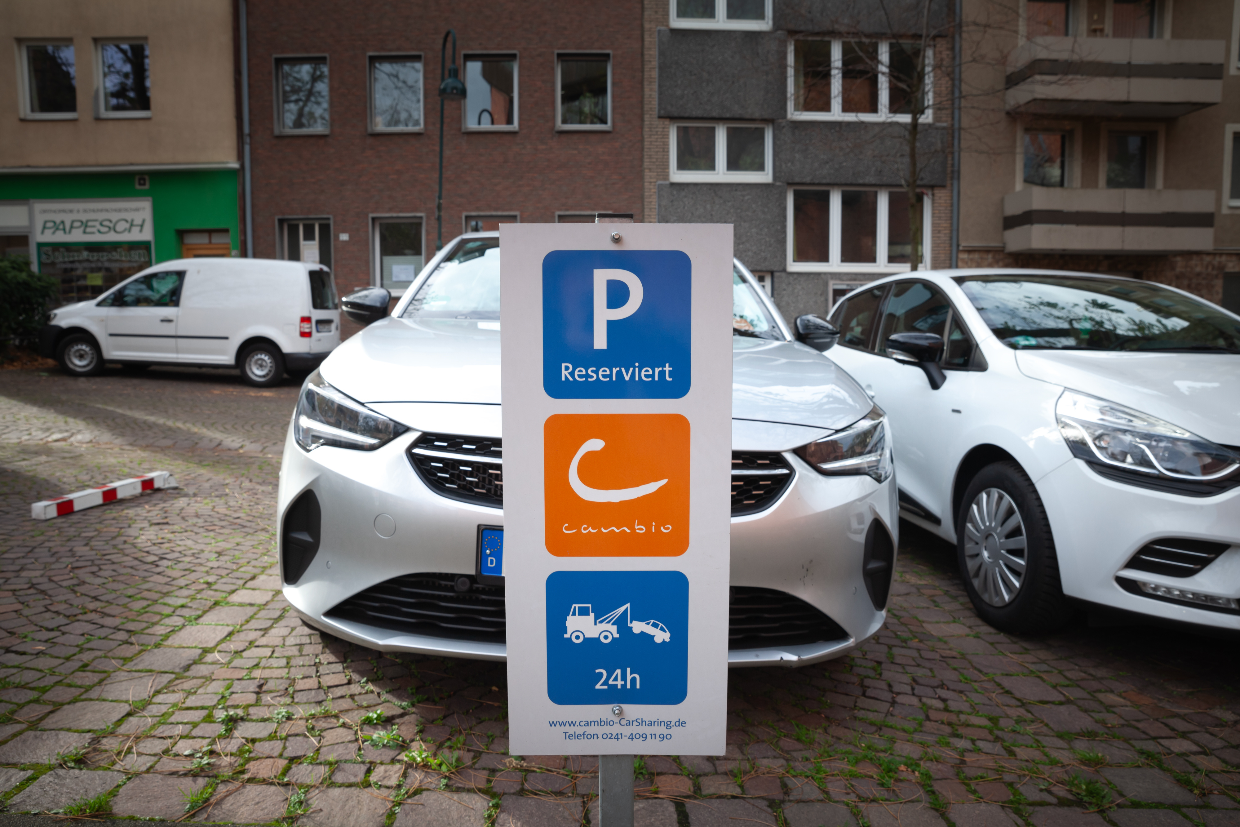 Autos stehen auf dem Parkplatz eines Car-Sharing-Anbieters in Aachen