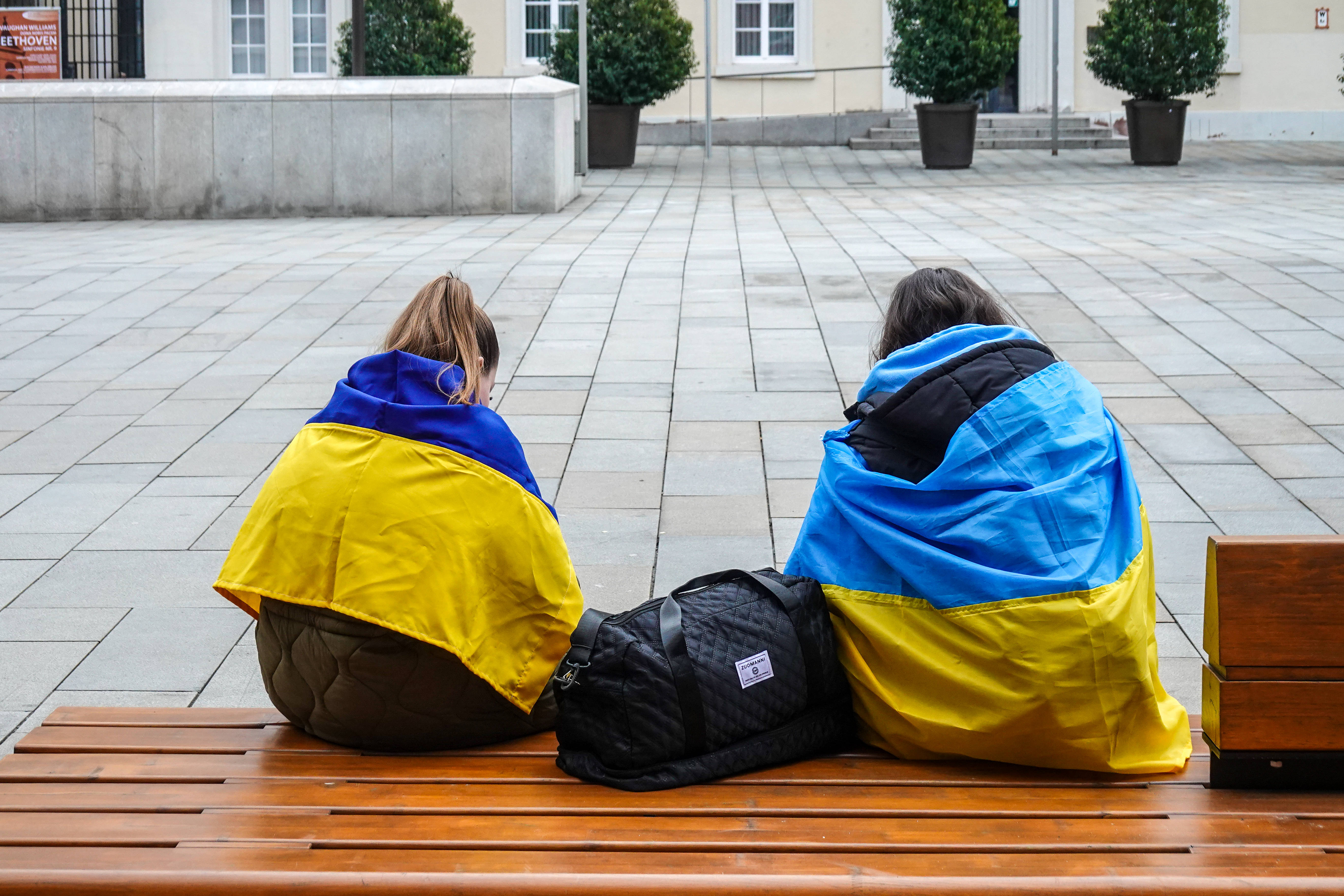 Zwei Frauen mit ukrainischen Flaggen in der Karlsruher Innenstadt, aufgenommen im Februar 2025