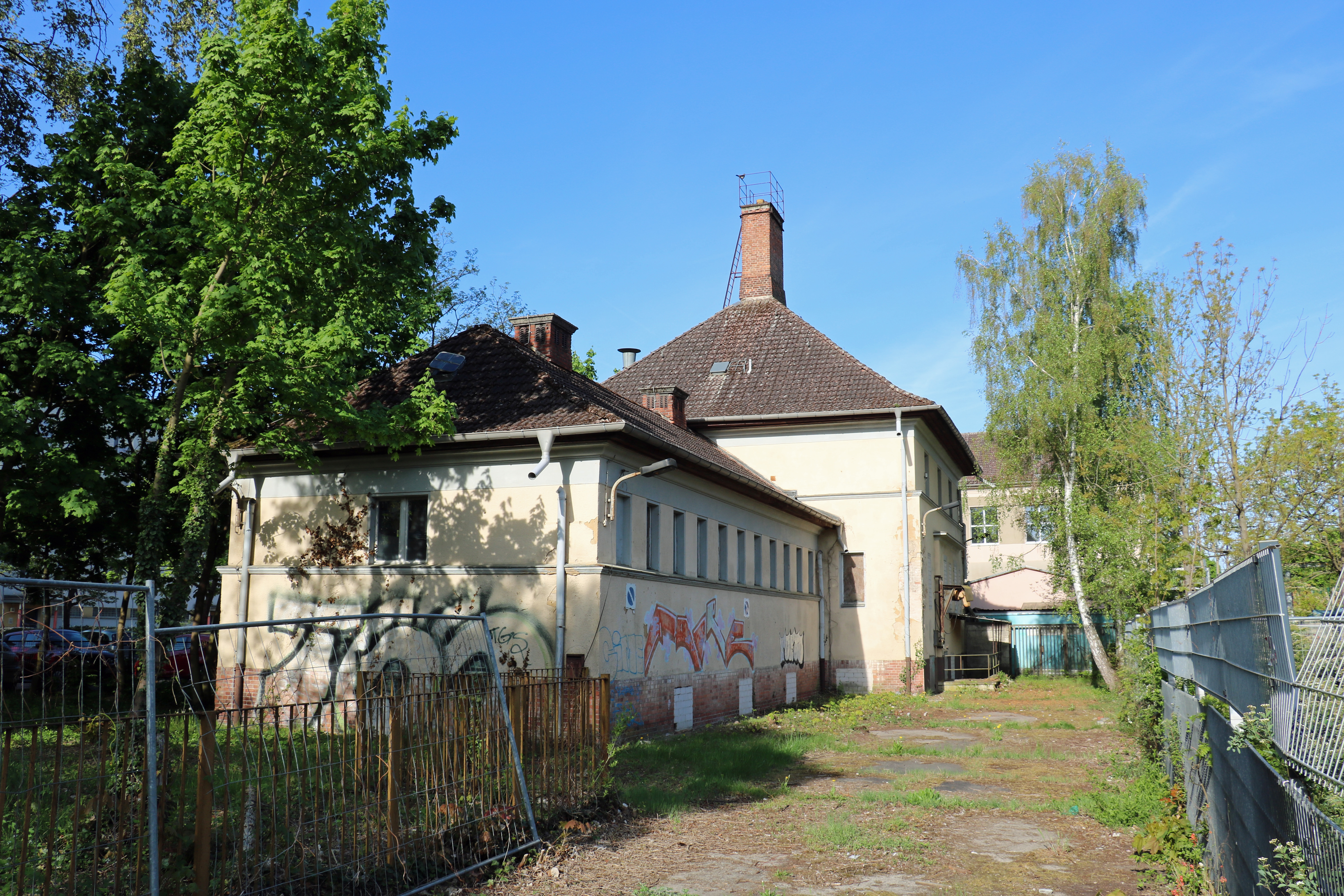Helles Gebäude mit Giebeldächern