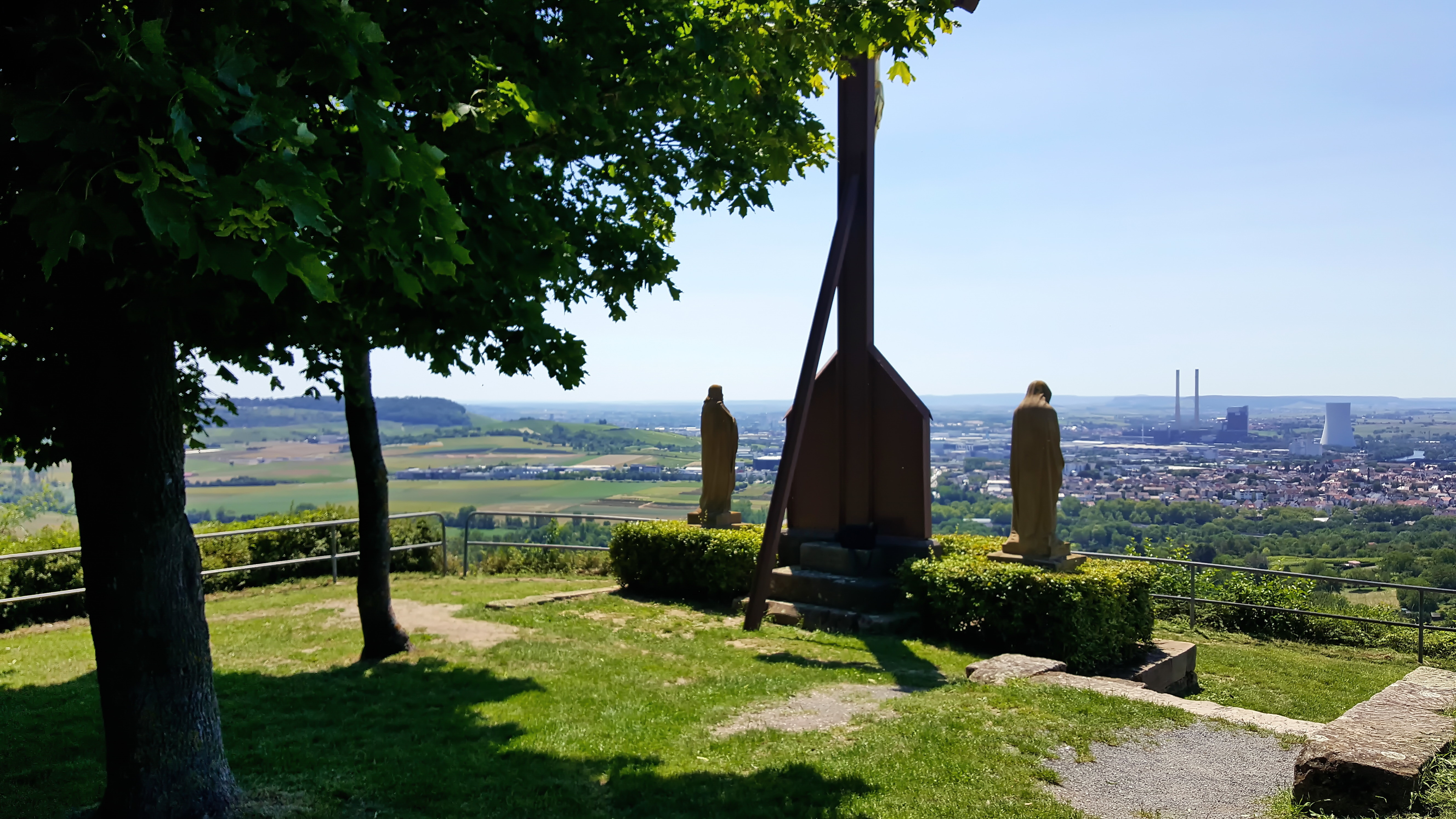 Skulpturen vor einem Hang mit Blick auf Heilbronn