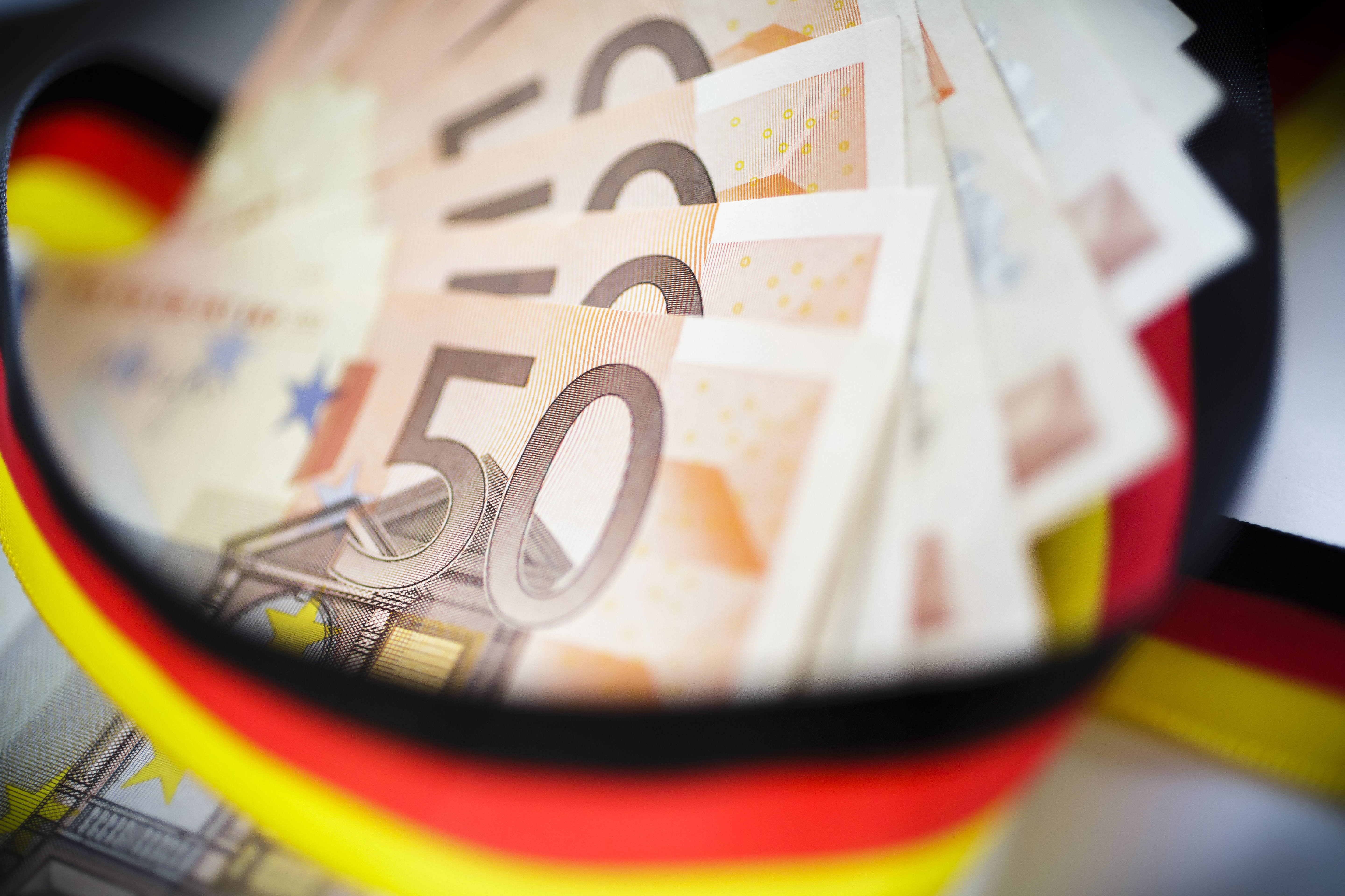 Geldscheine in einem Band in Deutschland-Farben