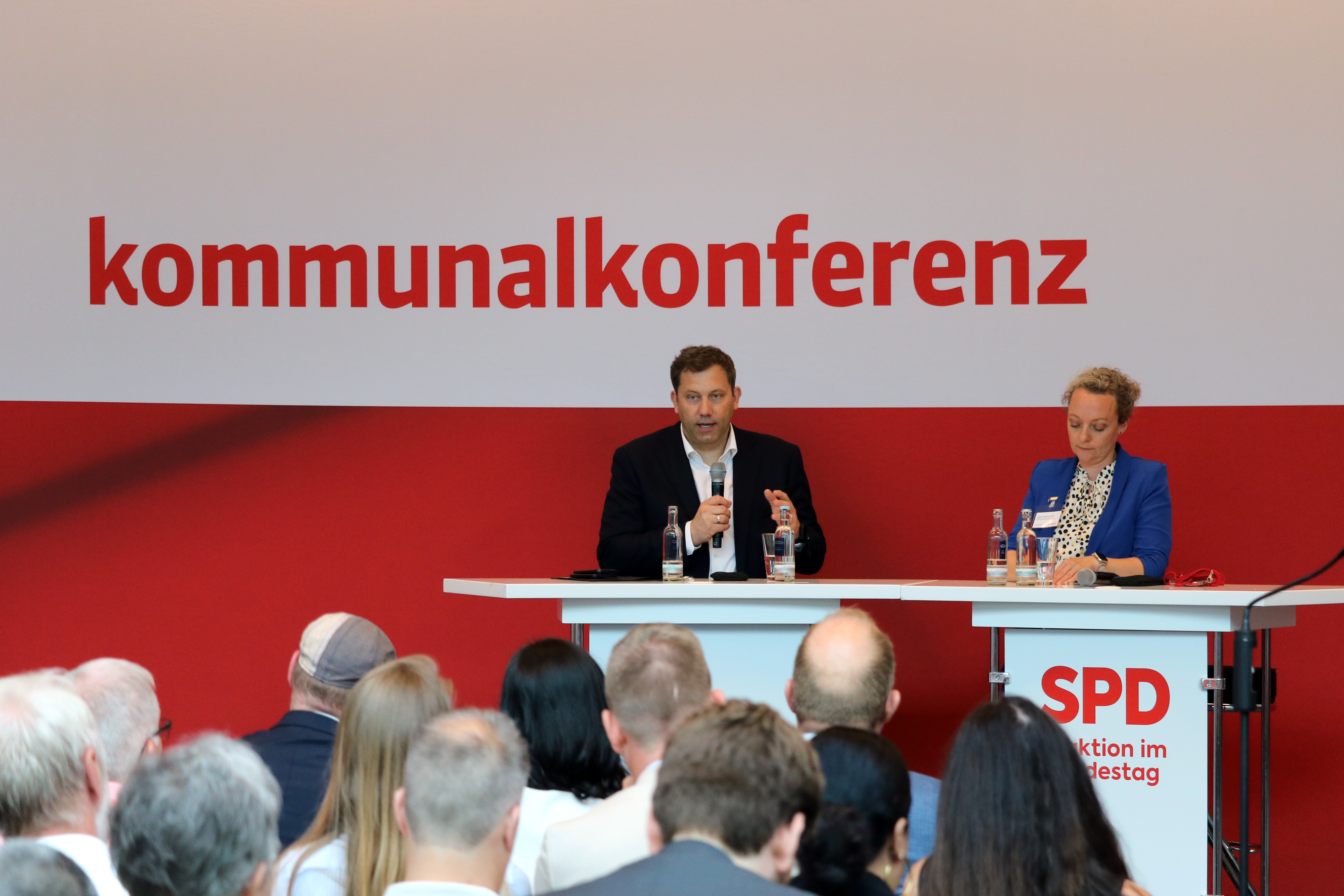 Podium mit Lars Klingbeil und Nadine Heselhaus