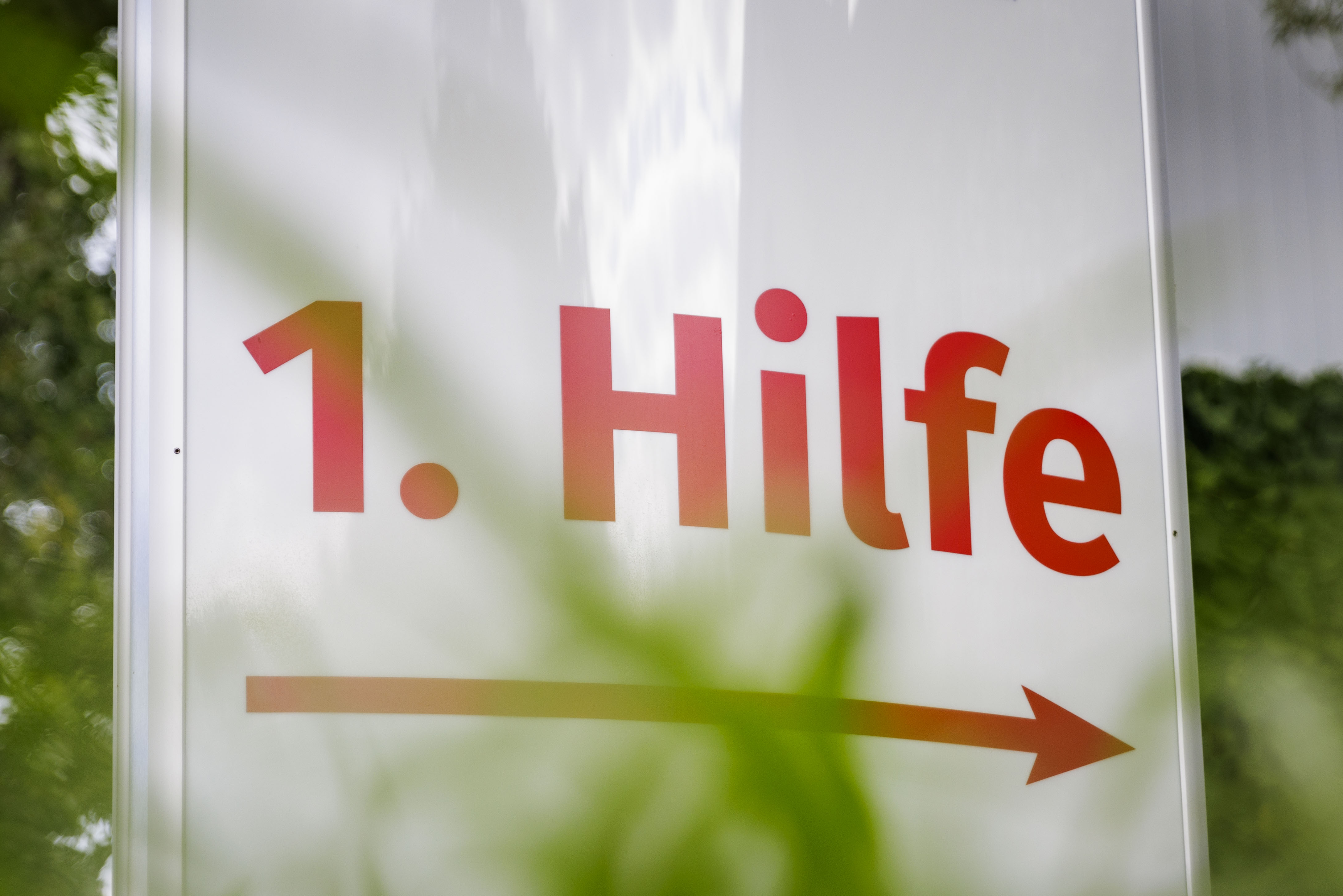 Schild mit Aufschrift 1. Hilfe