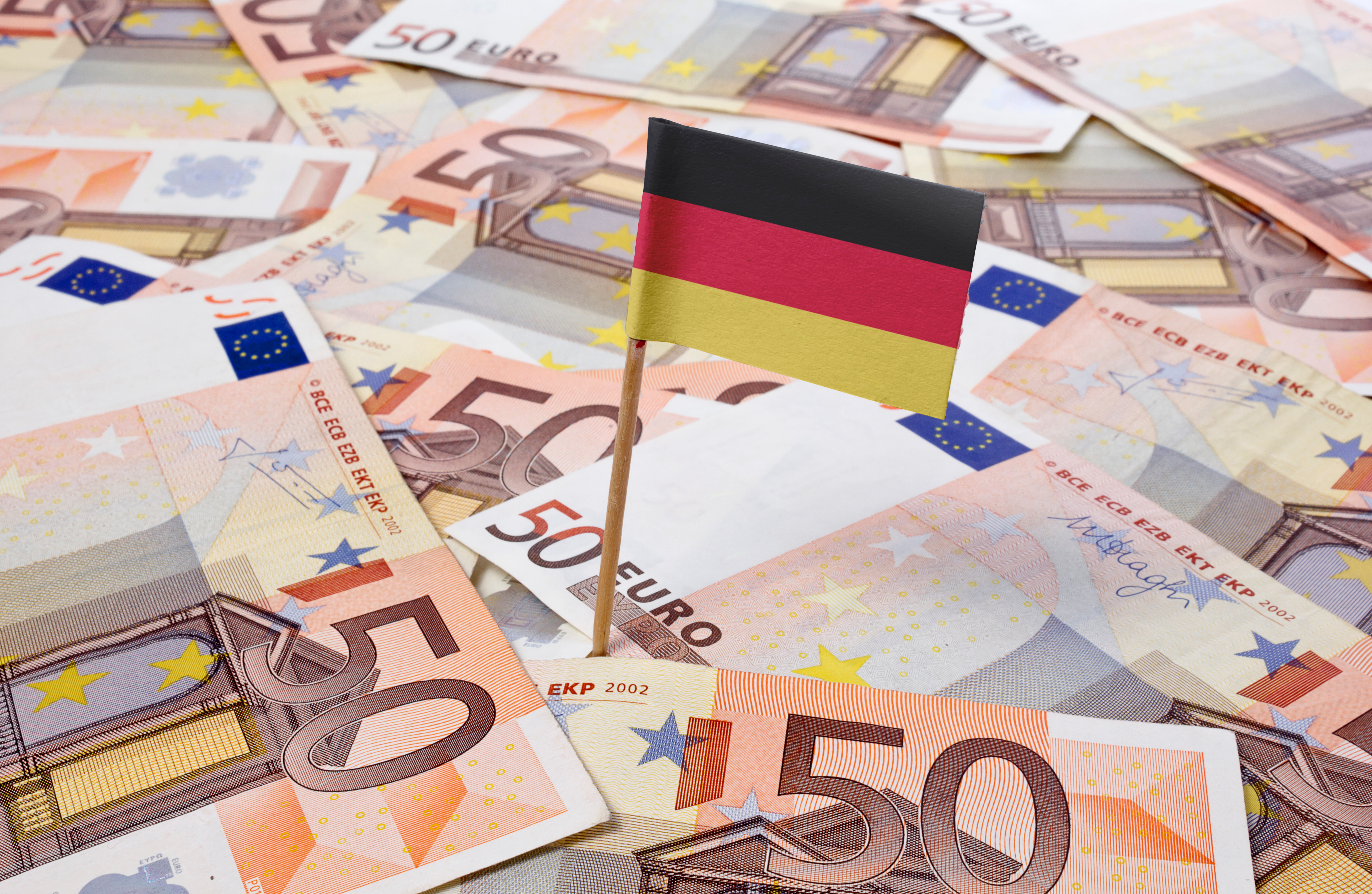 Geldscheine mit Deutschlandflagge