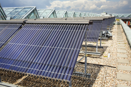 Solarthermische Kollektoren auf dem Dach des Umweltbundesamt in Dessau (Symbolfoto).