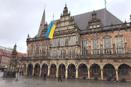Das Bremer Rathaus mit der Ukraine-Flagge.